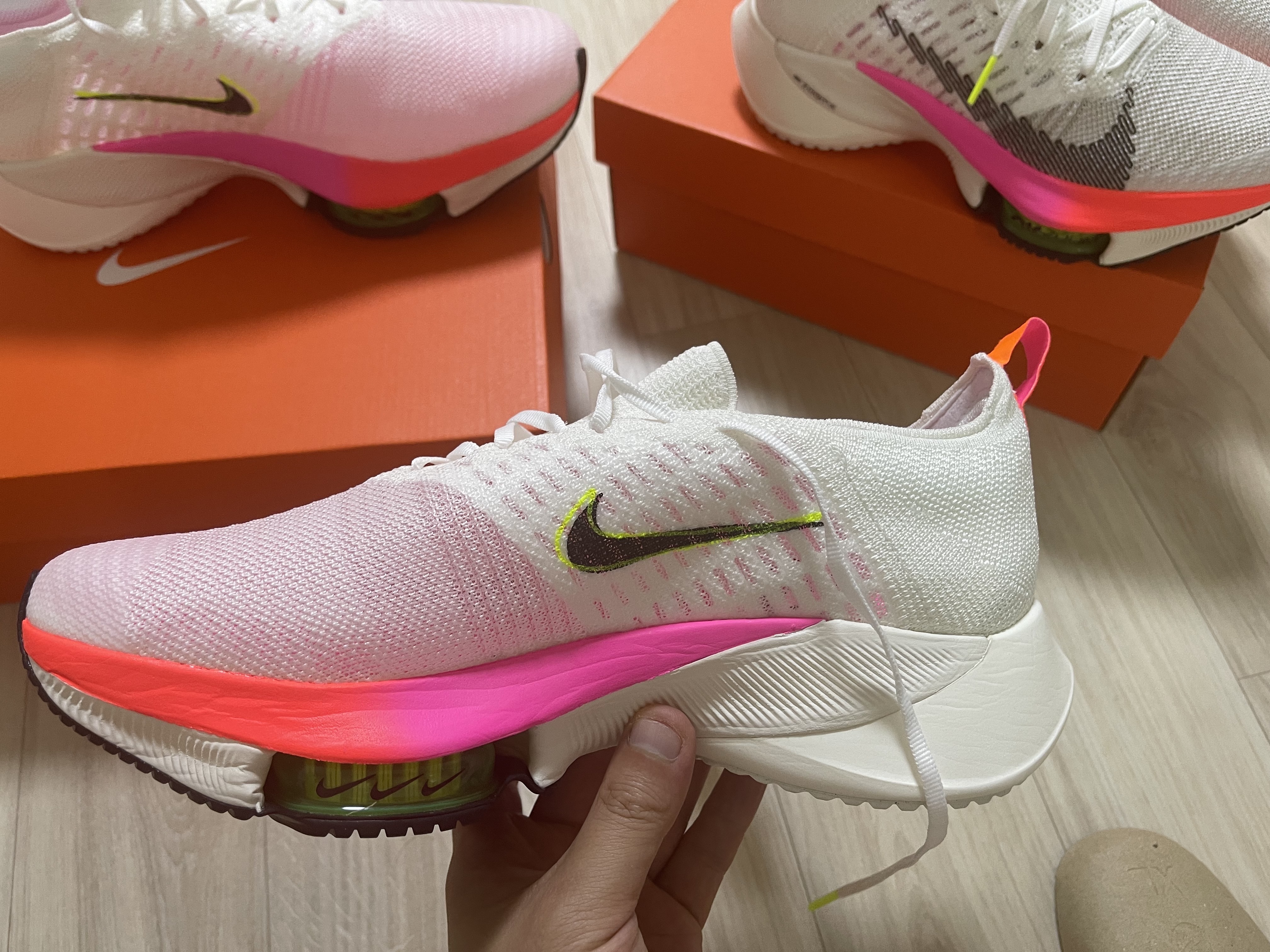 Nike Air Zoom Tempo Next% Flyknit White Hyper Violet 착용 스타일 - 3