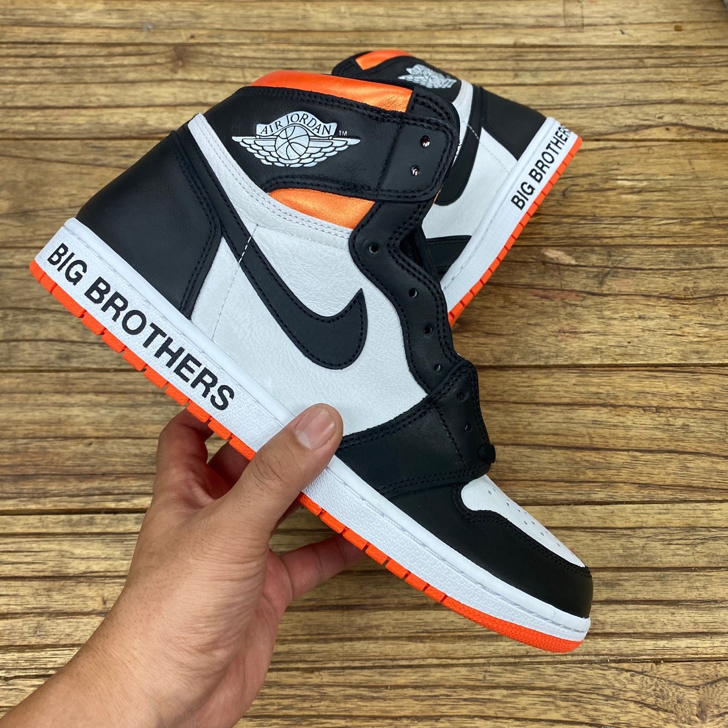Jordan 1 Retro High OG Electro Orange 착용 스타일 - 1