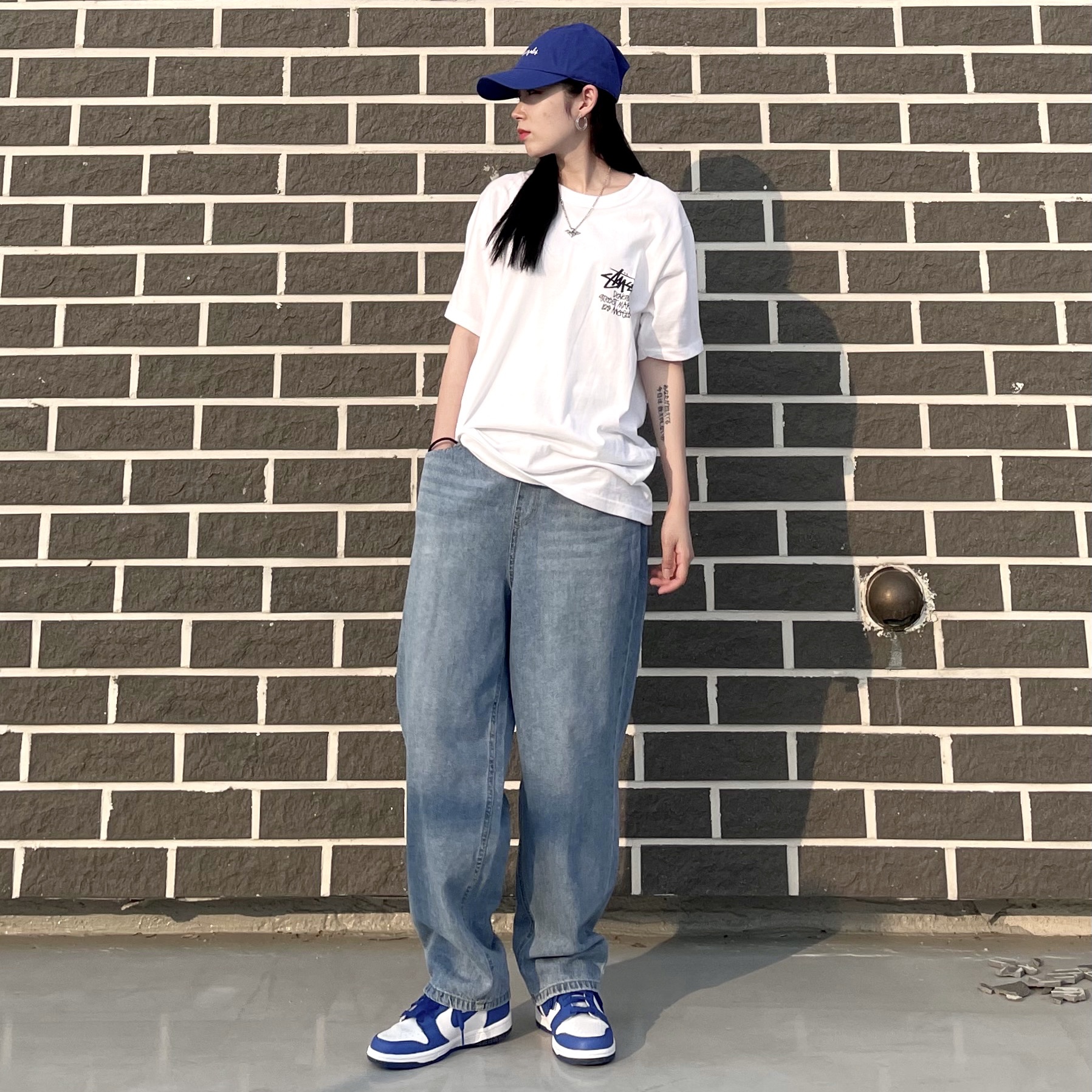 Stussy Stock DSM Los Angeles T-Shirt White 착용 스타일 - 1