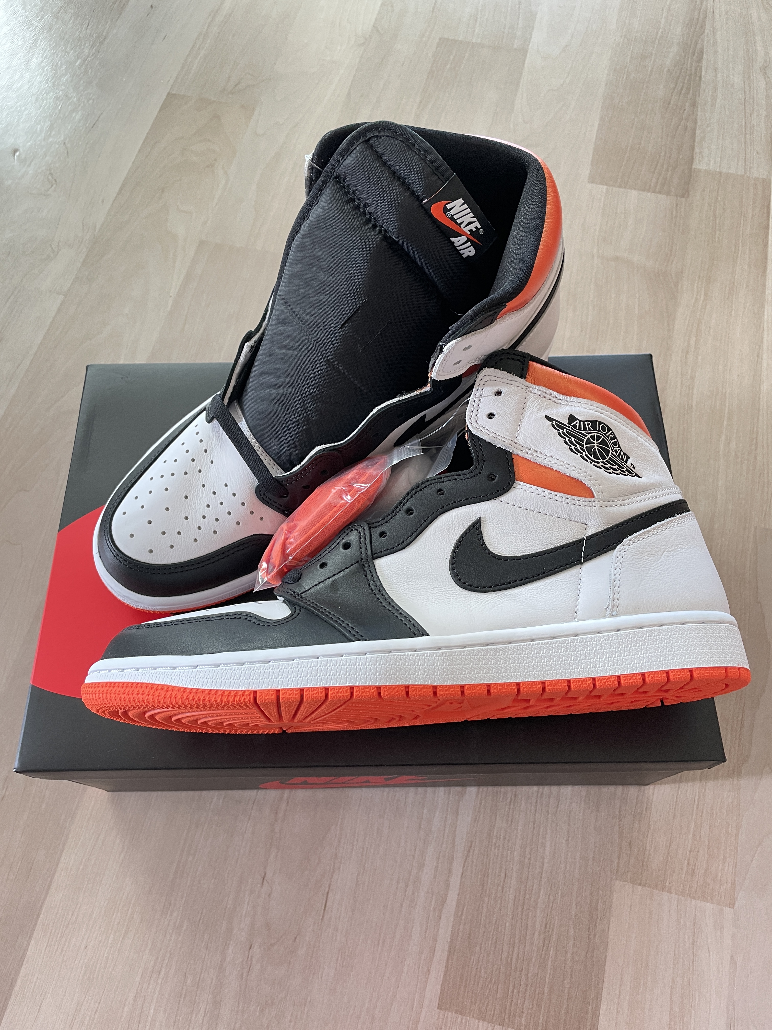 Jordan 1 Retro High OG Electro Orange 착용 스타일