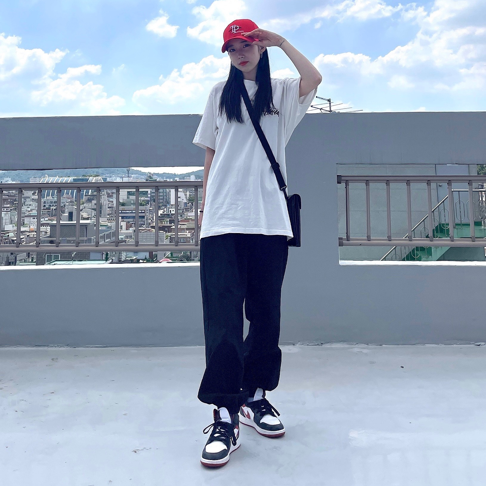 Stussy Painter Dyed T-Shirt Natural, Jordan 1 Mid Gym Red Black White 착용 스타일 - 2