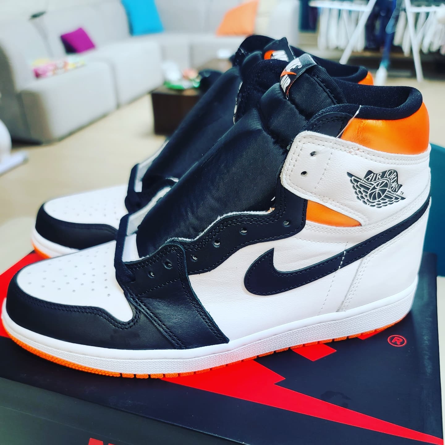 Jordan 1 Retro High OG Electro Orange 착용 스타일 - 2