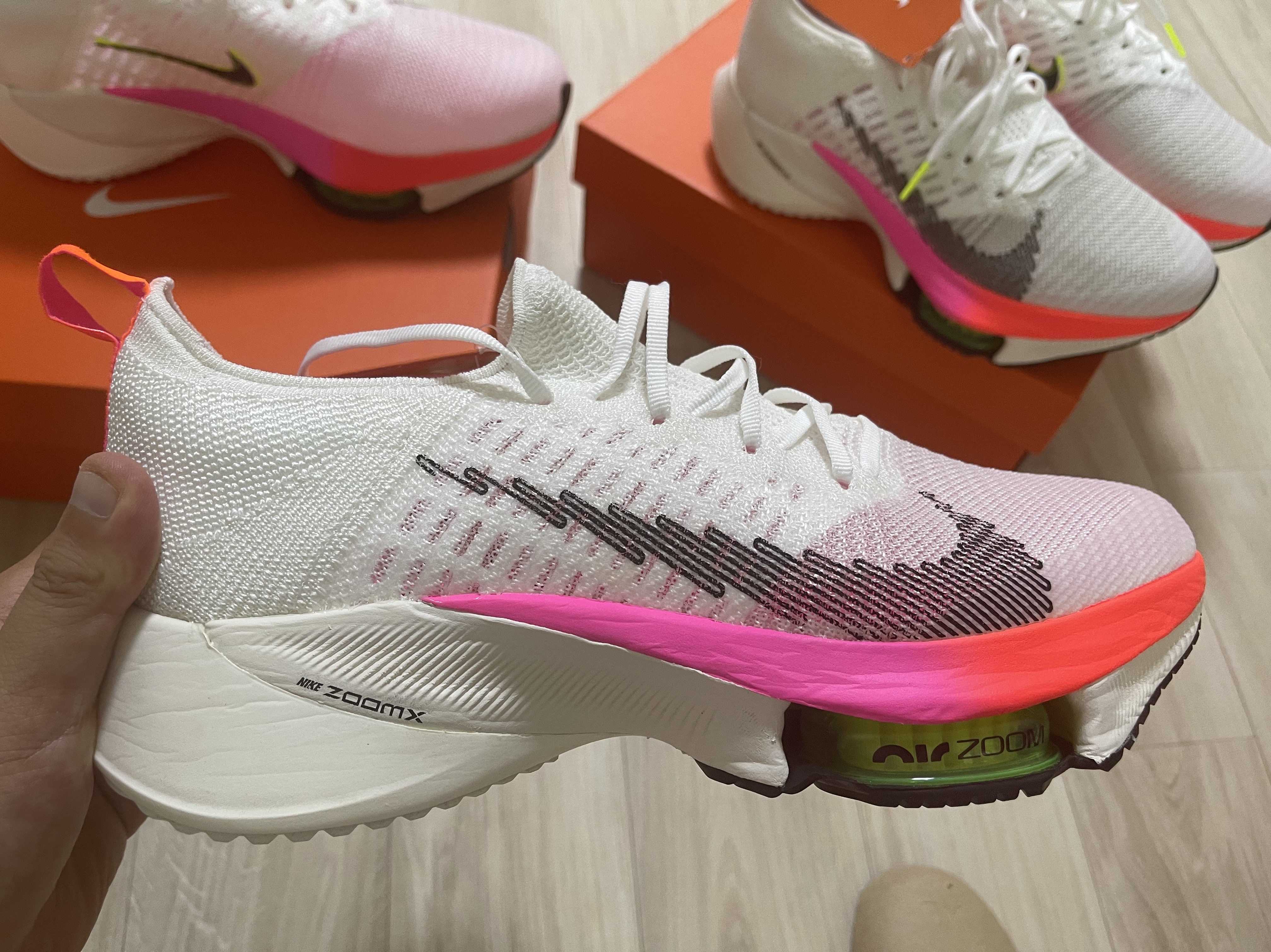 Nike Air Zoom Tempo Next% Flyknit White Hyper Violet 착용 스타일 - 2