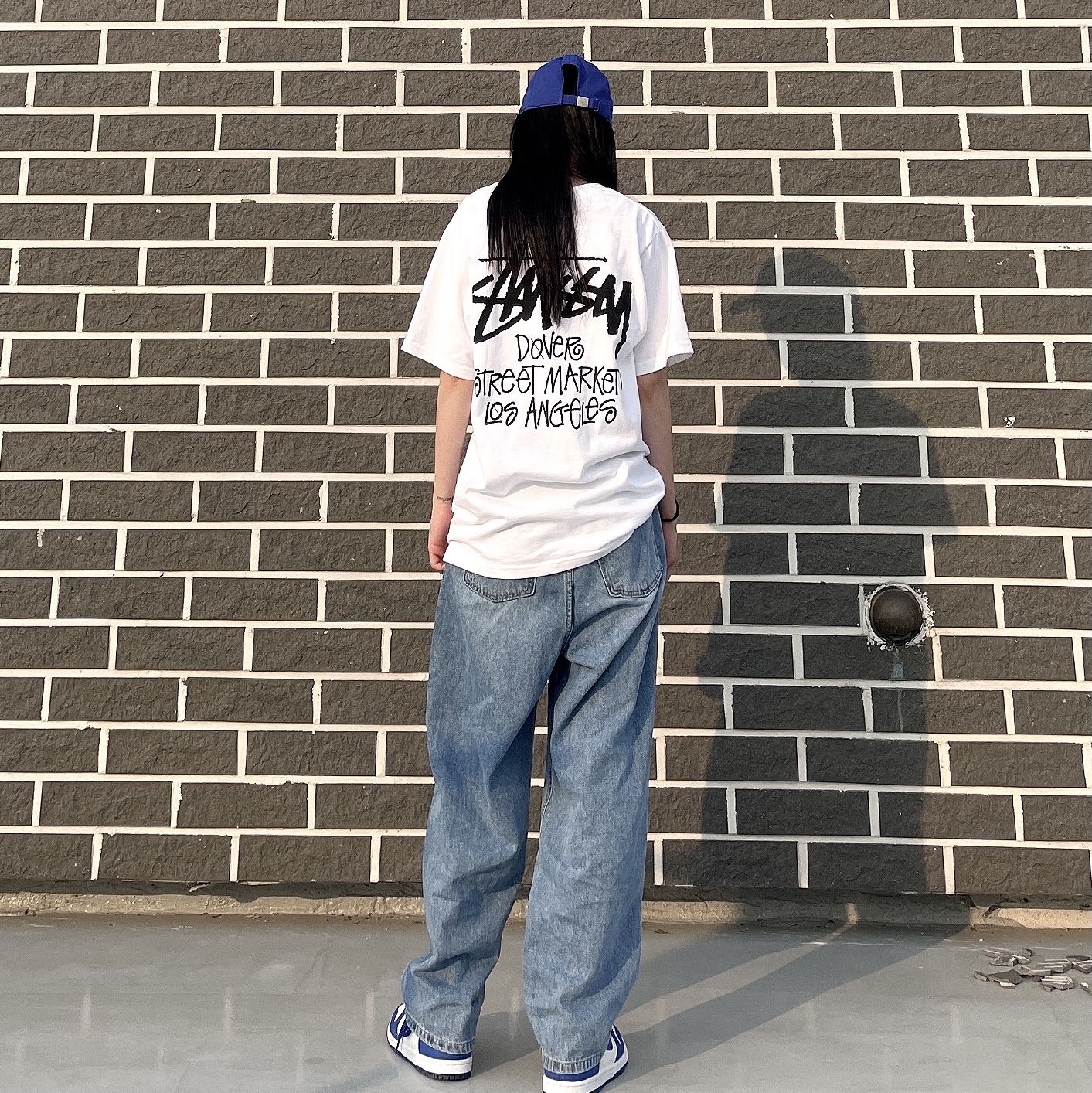Stussy Stock DSM Los Angeles T-Shirt White 착용 스타일 - 3