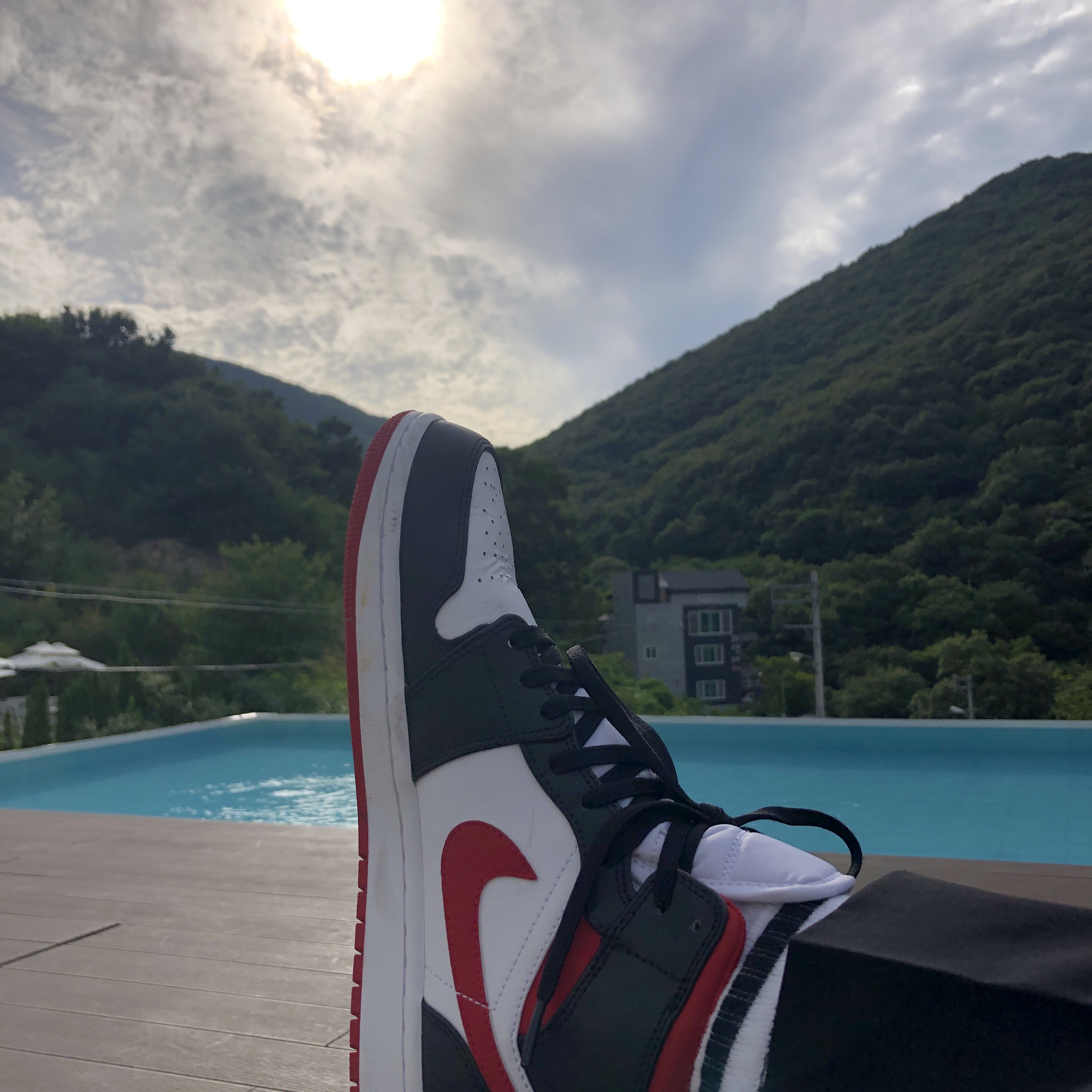 Jordan 1 Mid Gym Red Black White 착용 스타일