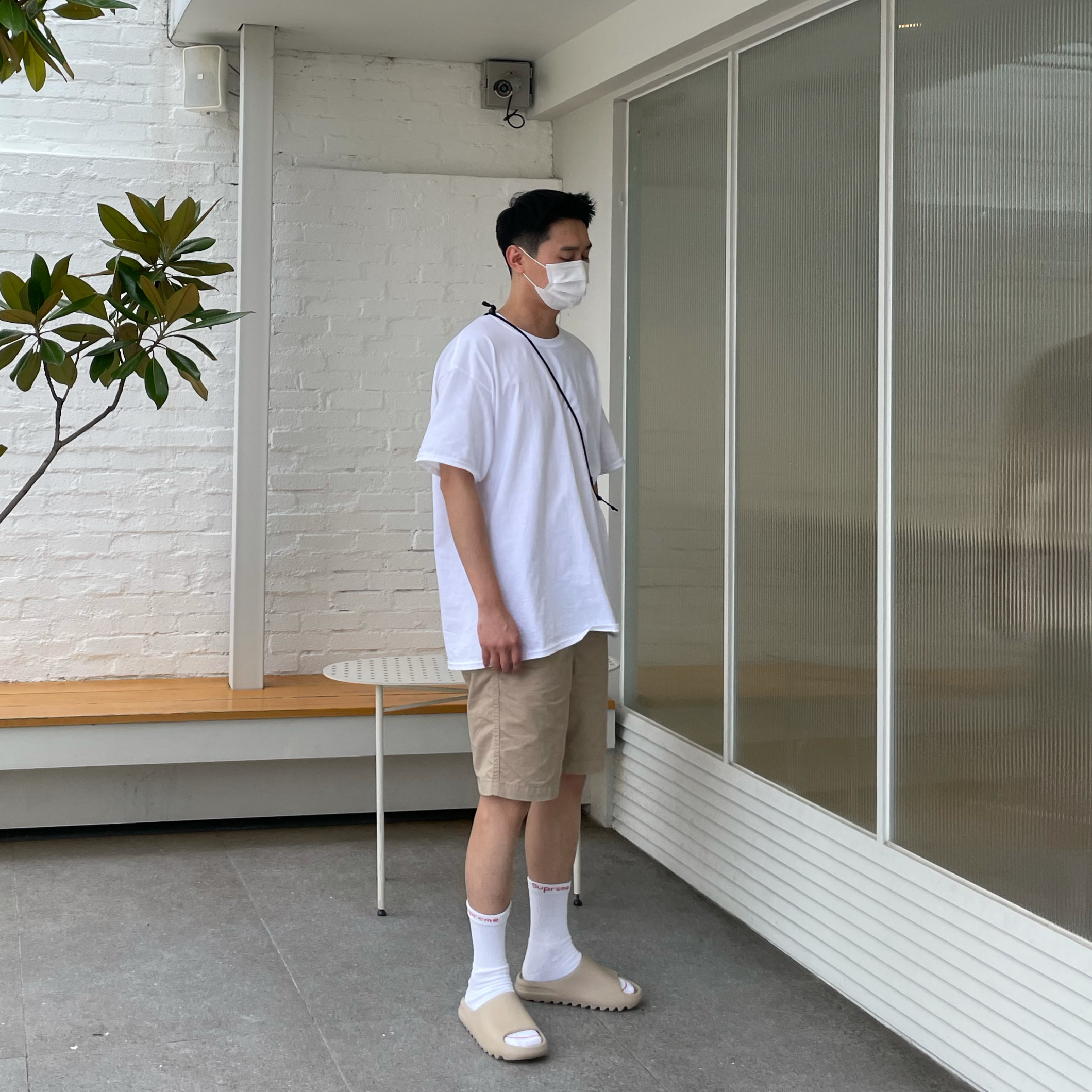 Adidas Yeezy Slide Pure 착용 스타일