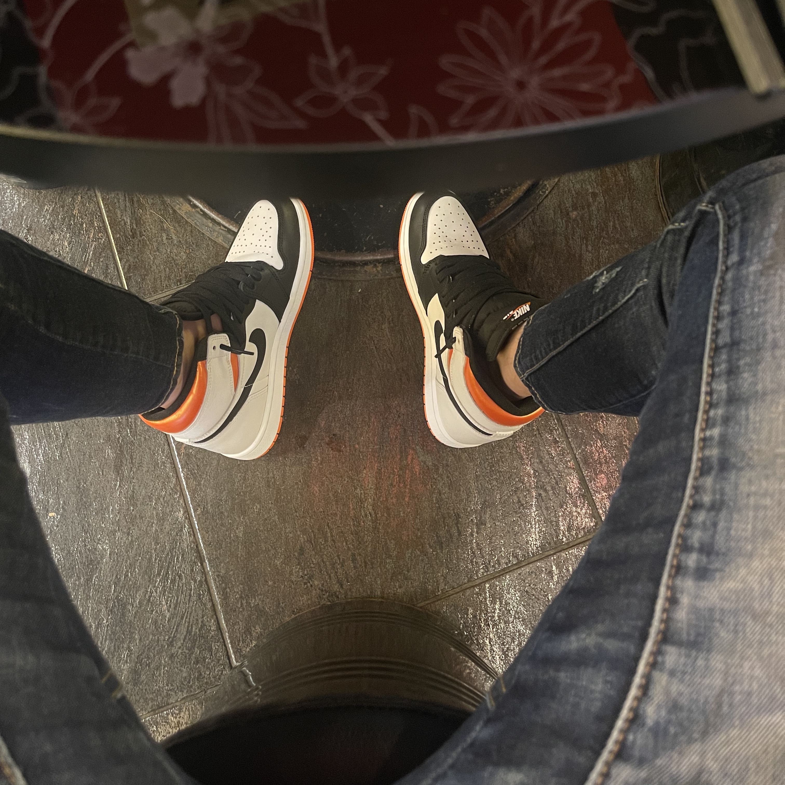 Jordan 1 Retro High OG Electro Orange 착용 스타일