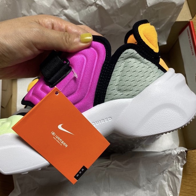 (W) Nike Aqua Rift Volt Fuchsia 착용 스타일 - 2
