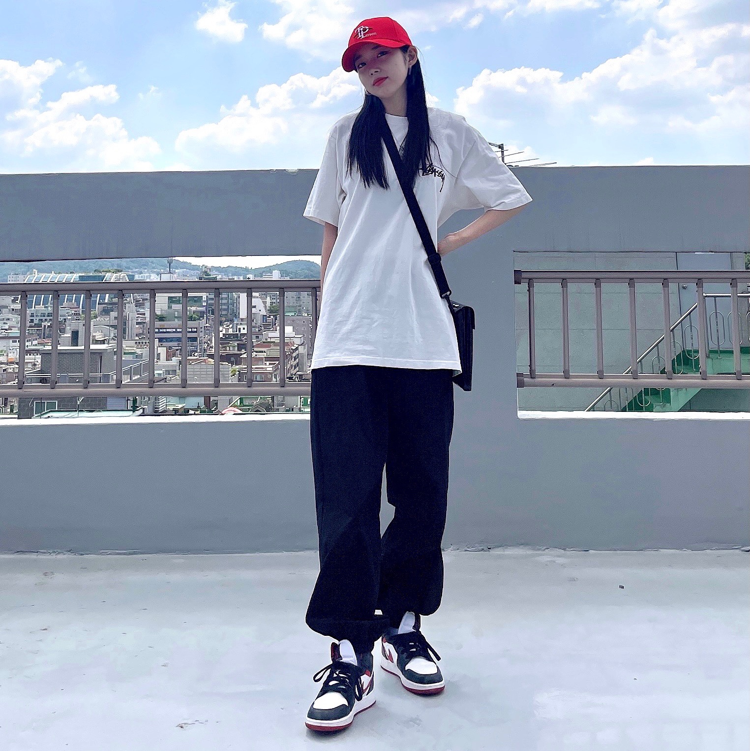 Stussy Painter Dyed T-Shirt Natural, Jordan 1 Mid Gym Red Black White 착용 스타일 - 3