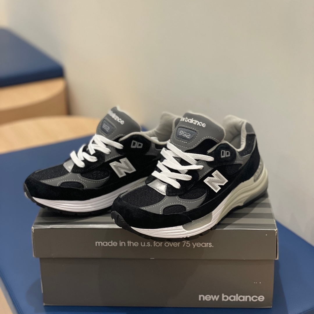 New Balance 992 Made in USA Black Grey 착용 스타일