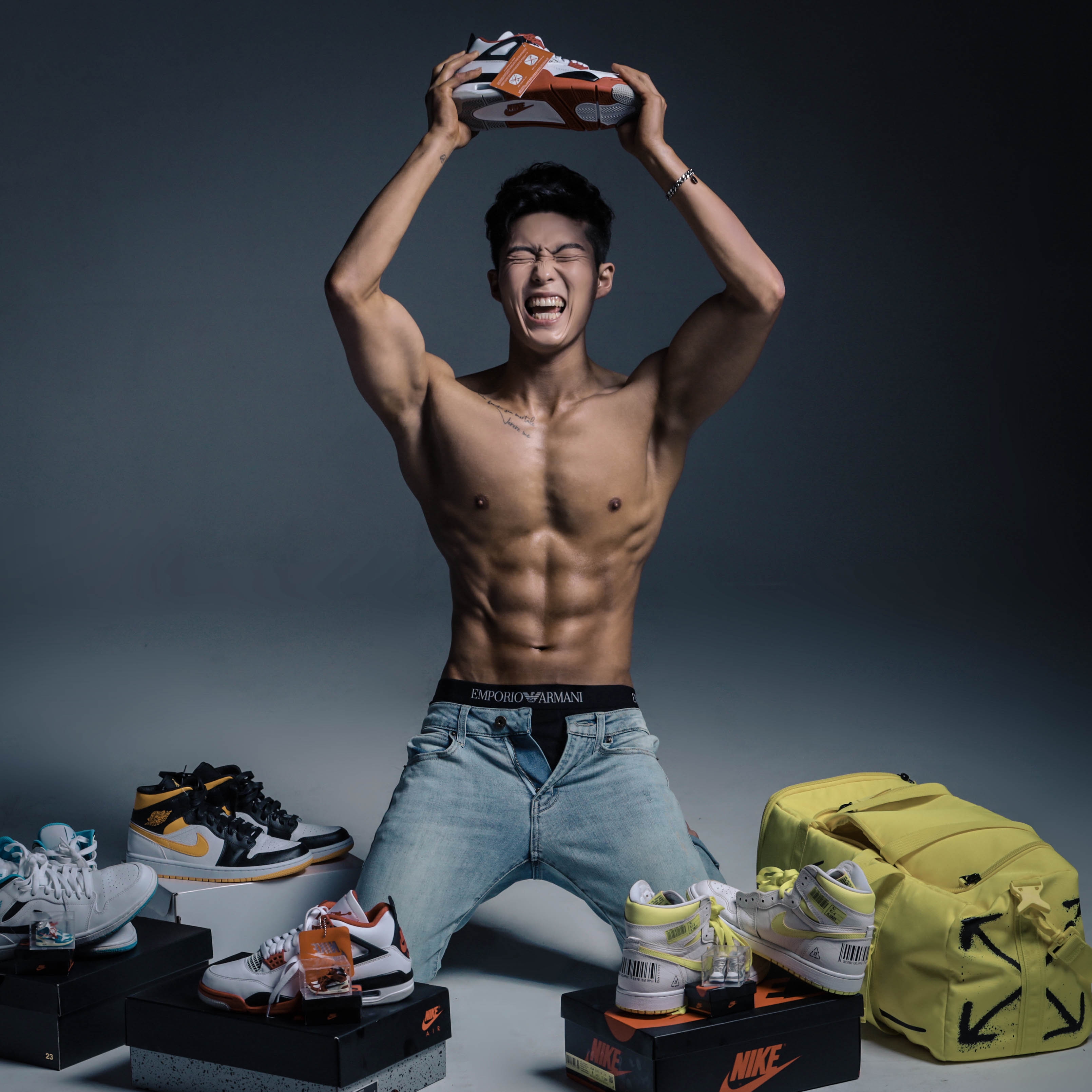 Jordan 4 Retro OG Fire Red 2020, Nike x Off-White Duffle Bag Yellow 착용 스타일