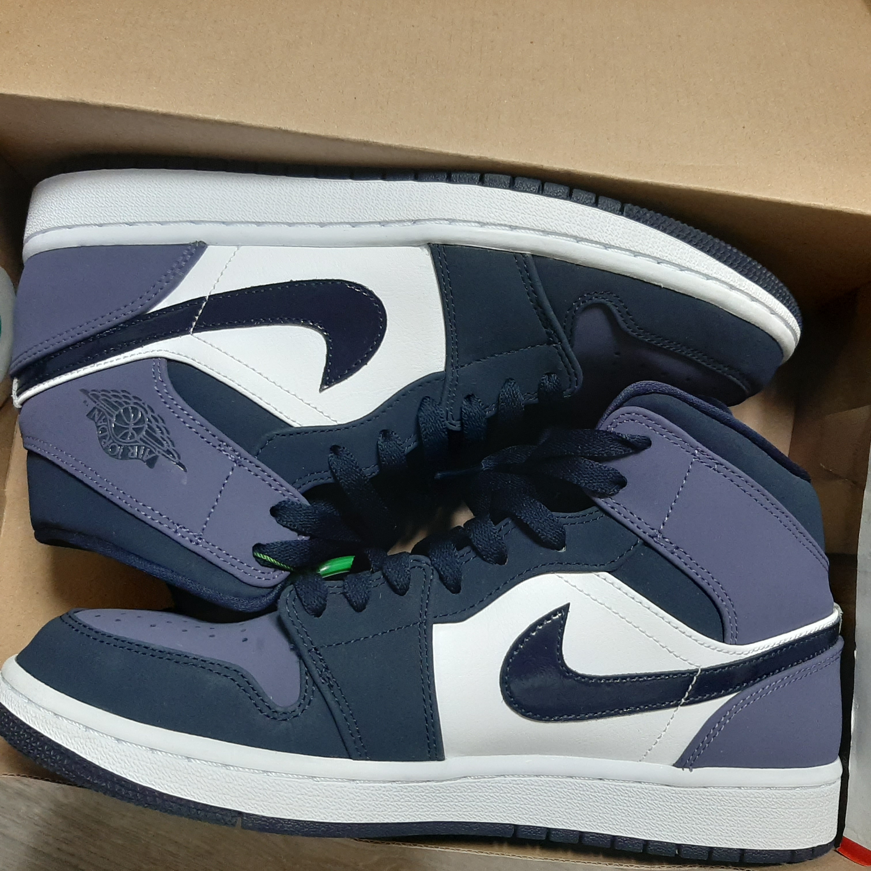 Jordan 1 Mid Obsidian Sanded Purple 착용 스타일 - 2
