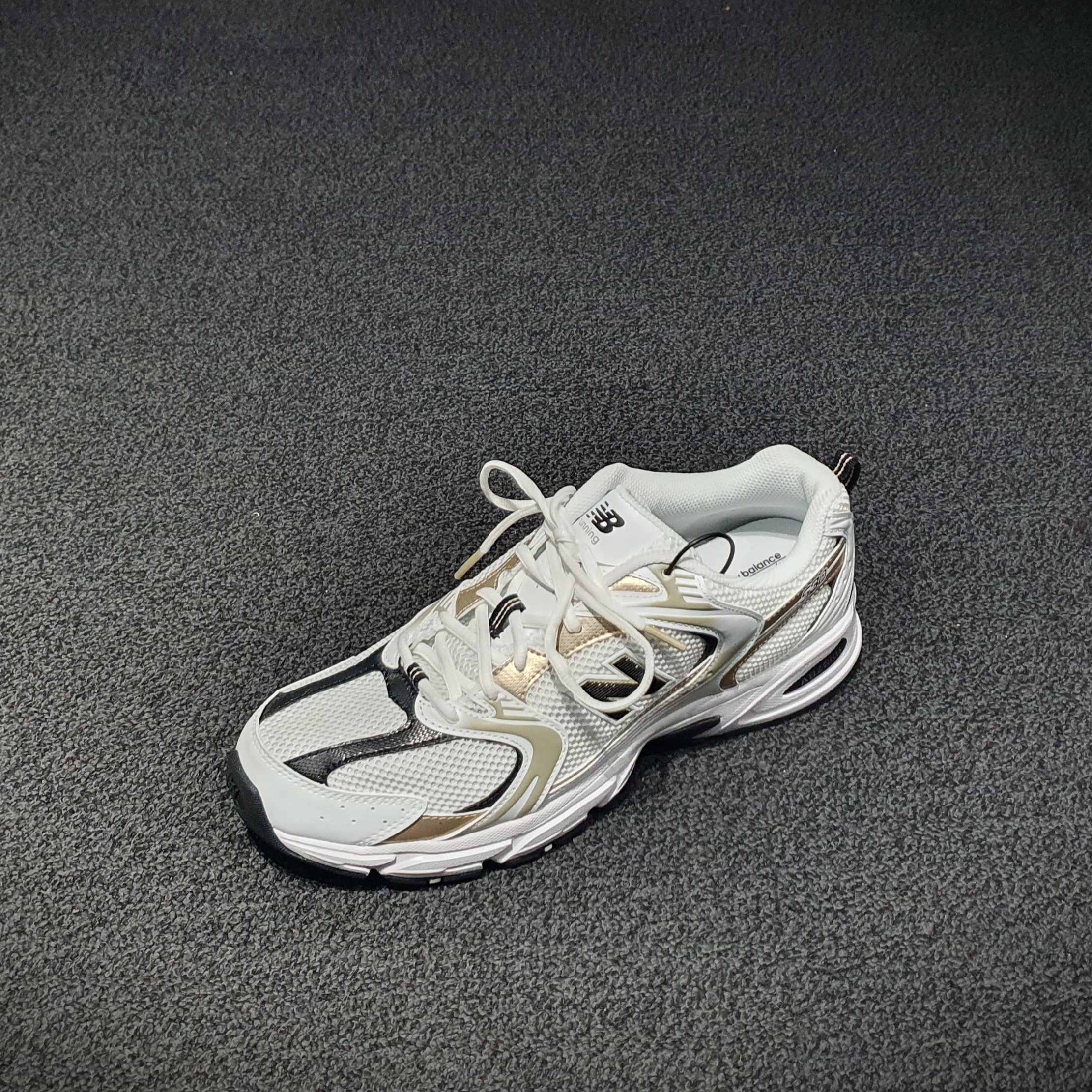 New Balance 530 Off White Gold 착용 스타일