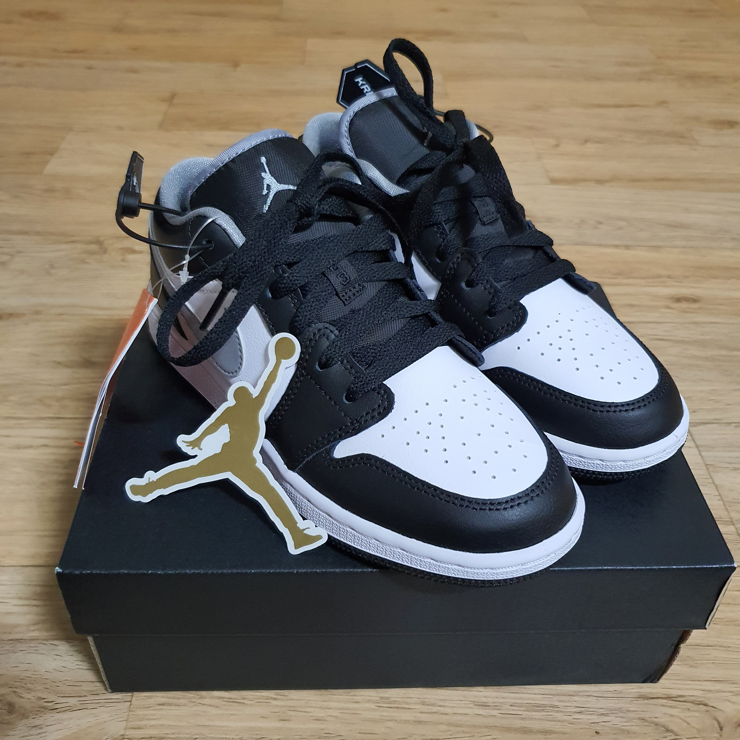(GS) Jordan 1 Low Black Particle Grey 착용 스타일 - 1