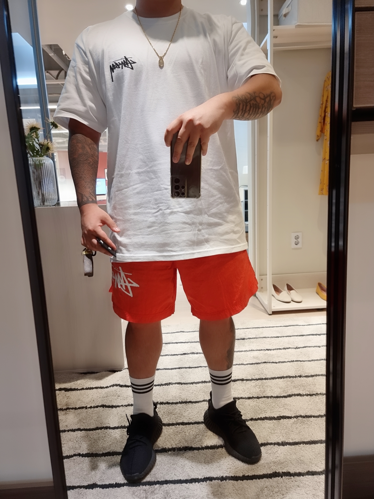 Adidas Yeezy Boost 350 V2 Black Red 2020, Nike x Stussy Water Shorts Habanero Red 착용 스타일