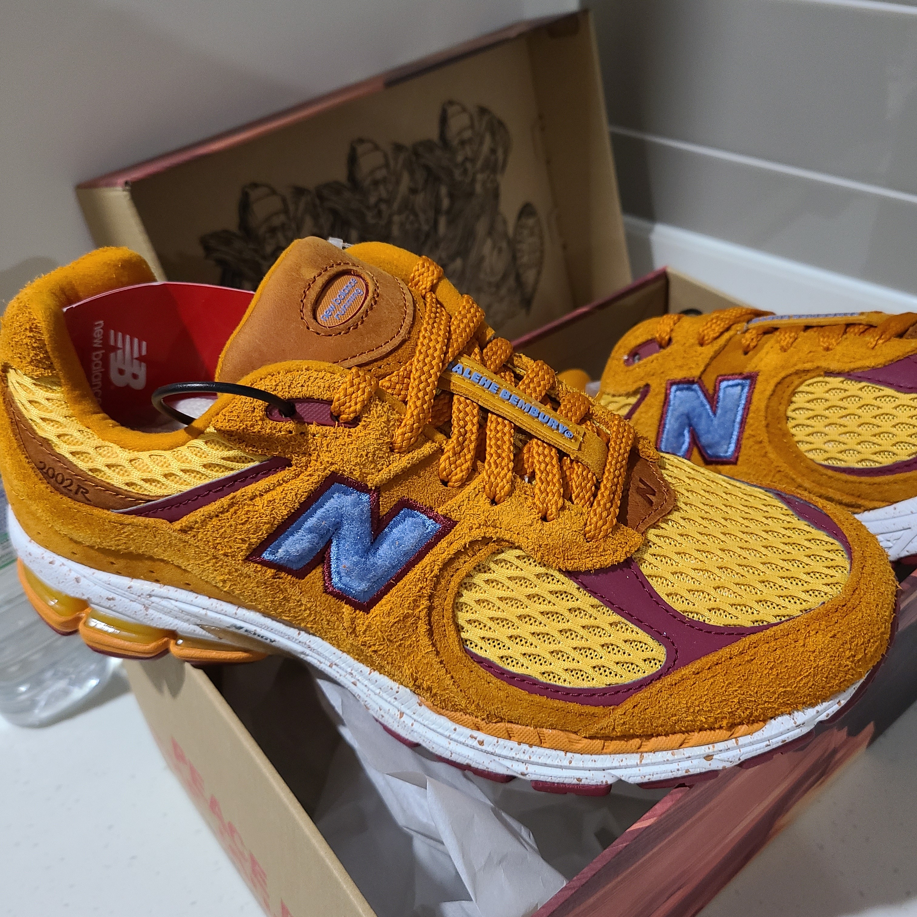 New Balance x Salehe Bembury 2002R Peace Be the Journey, New Balance 990v4 Made in USA Jupiter Orange - D Standard 착용 스타일 - 1