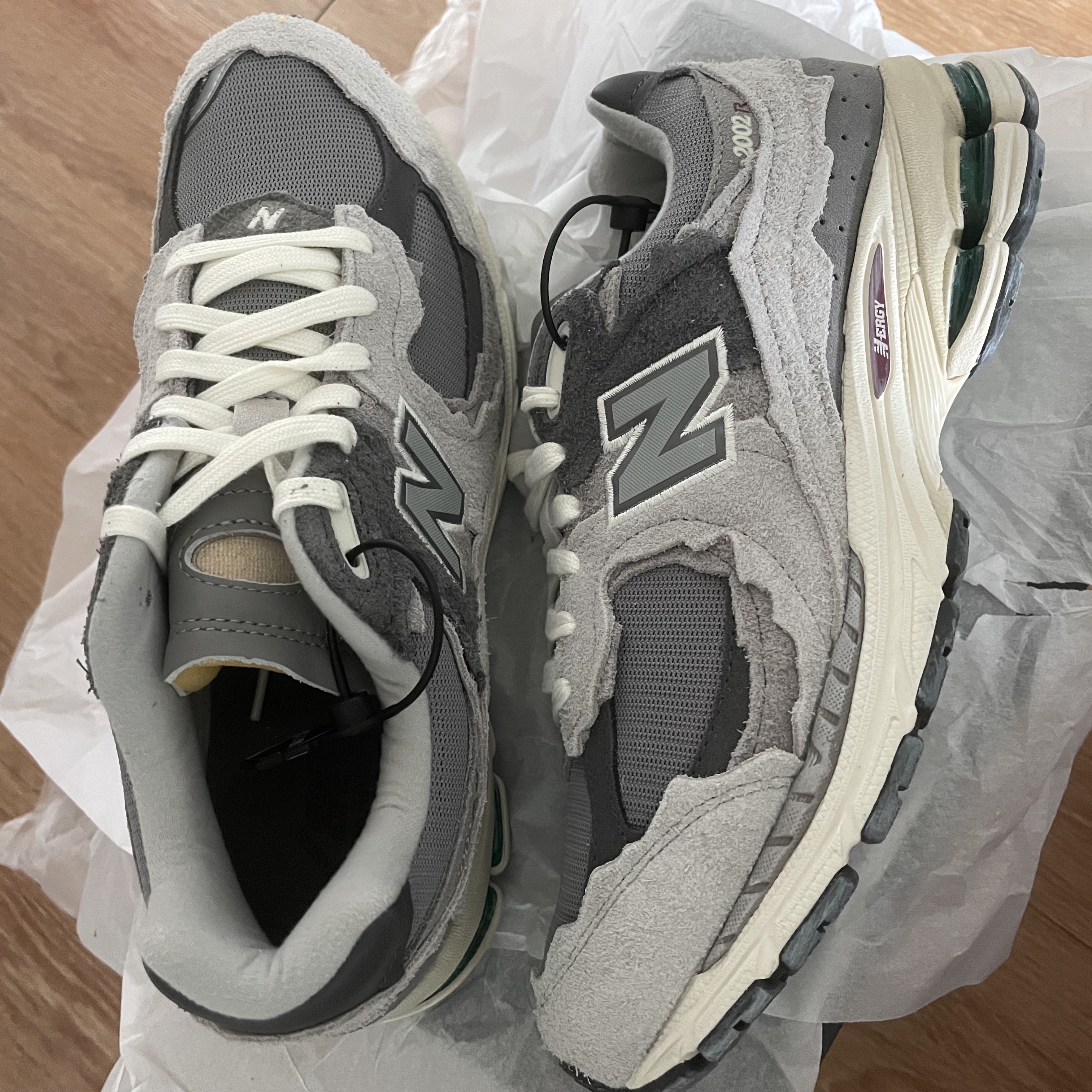 New Balance 2002R Protection Pack Rain Cloud 착용 스타일