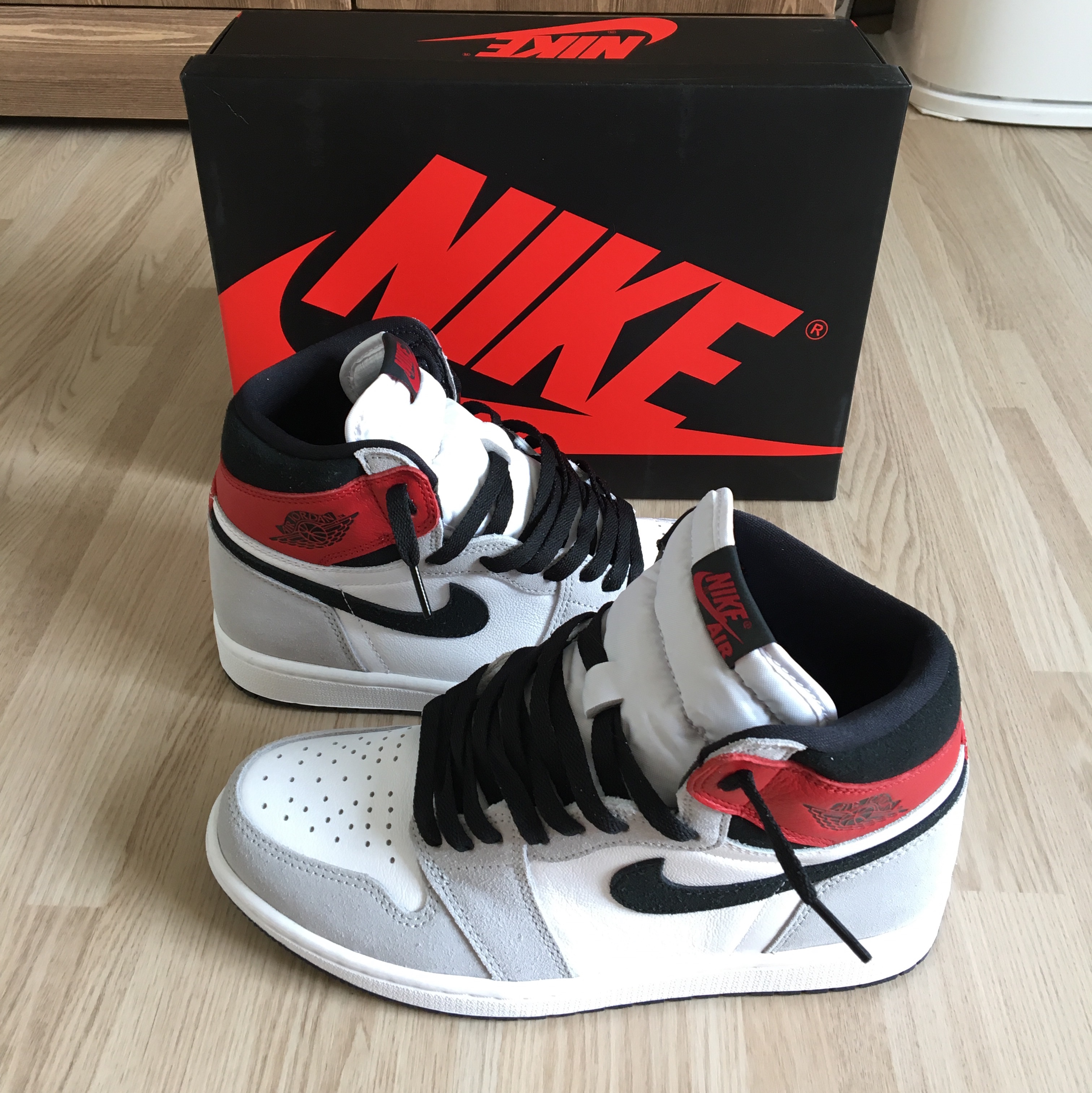 Jordan 1 Retro High OG Light Smoke Grey 착용 스타일 - 3