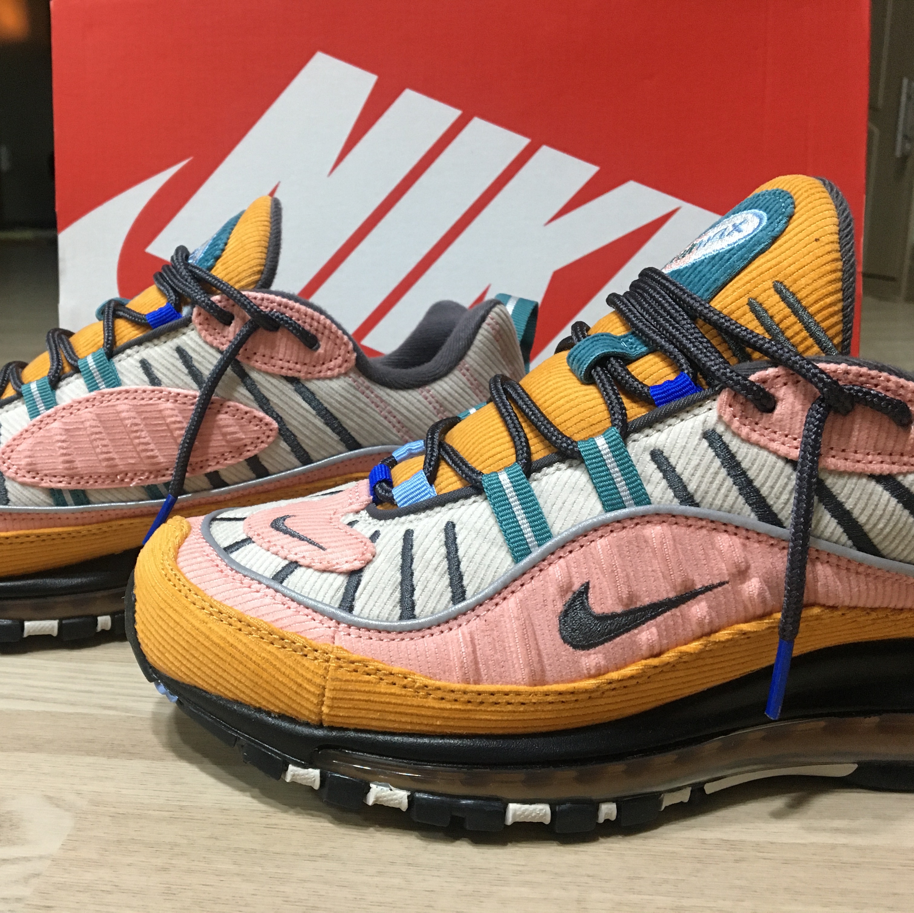 Nike Air Max 98 Corduory Amber Rise 착용 스타일 - 3