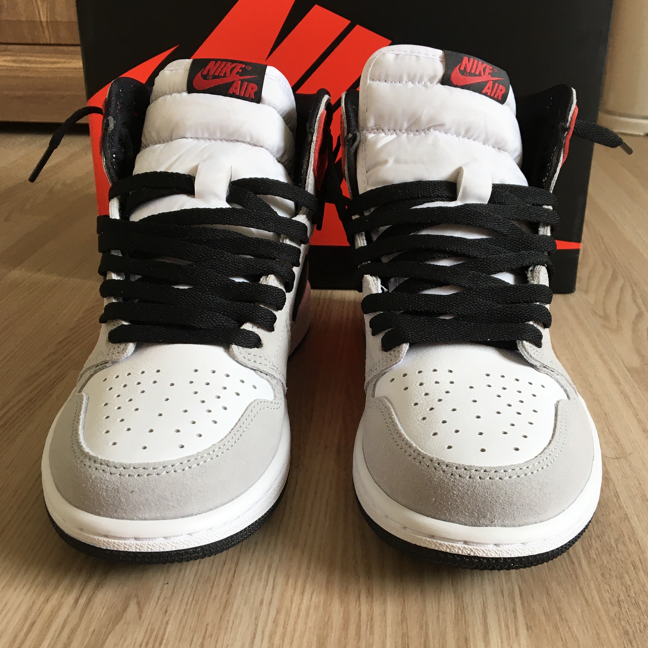 Jordan 1 Retro High OG Light Smoke Grey 착용 스타일 - 4