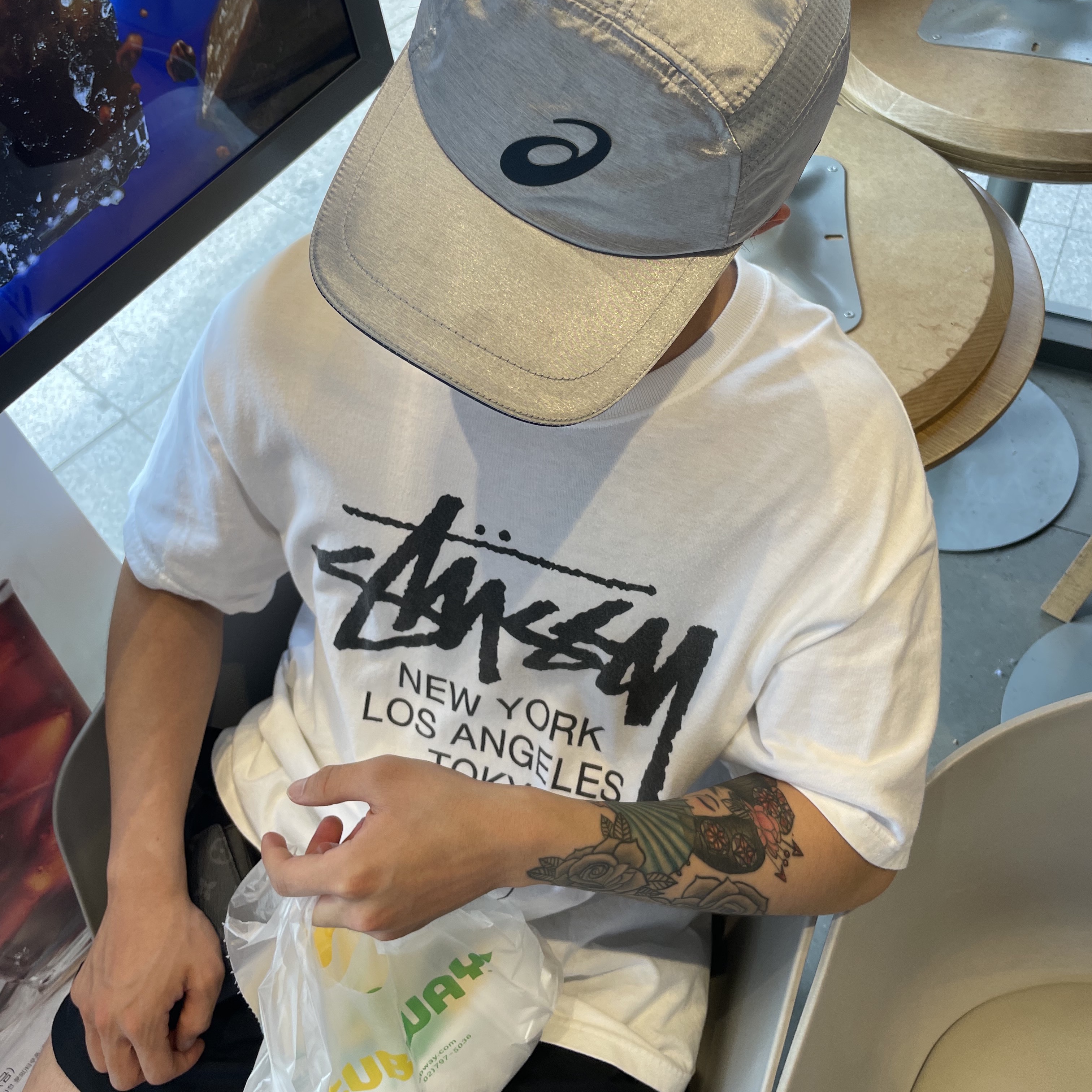 Stussy World Tour T-Shirt White, IAB Studio x Asics Silver Woven Cap 착용 스타일