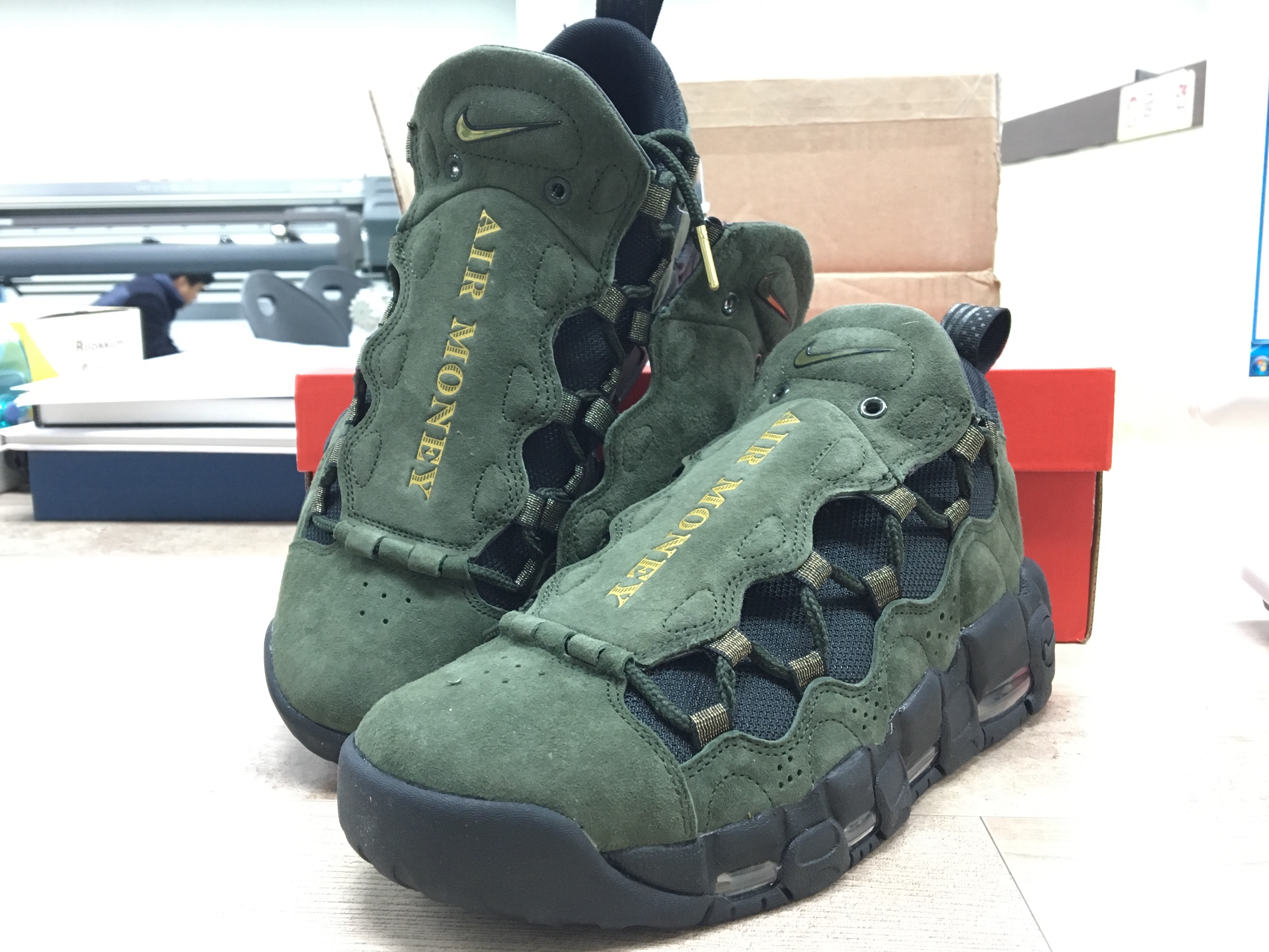 Nike Air More Money Currency Pack (USA) 착용 스타일 - 1