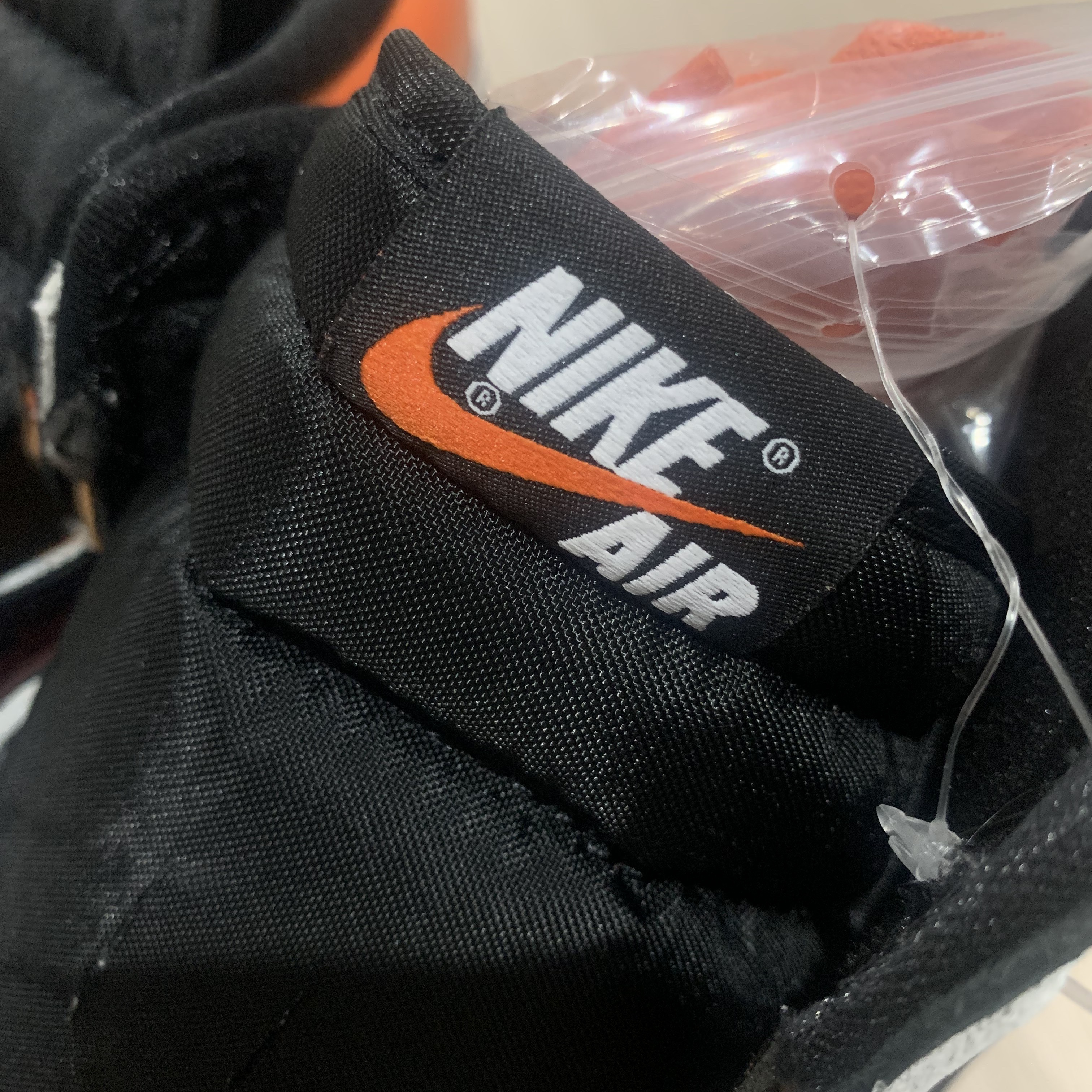 Jordan 1 Retro High OG Electro Orange 착용 스타일 - 3