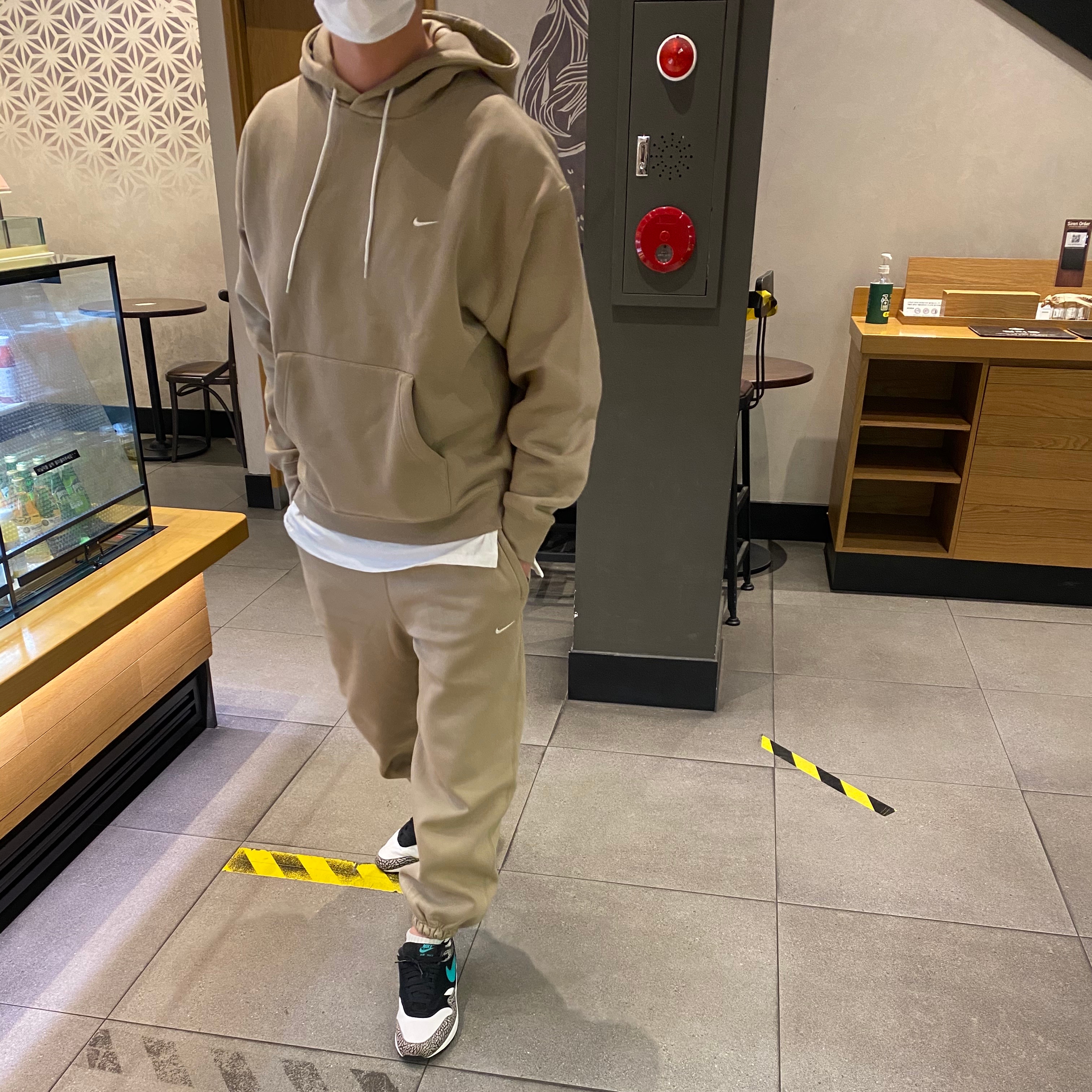 NIke x Atmos Air Max 1 Elephant 2017, Nike NRG Solo Swoosh Fleece Hoodie Khaki - Asia 착용 스타일