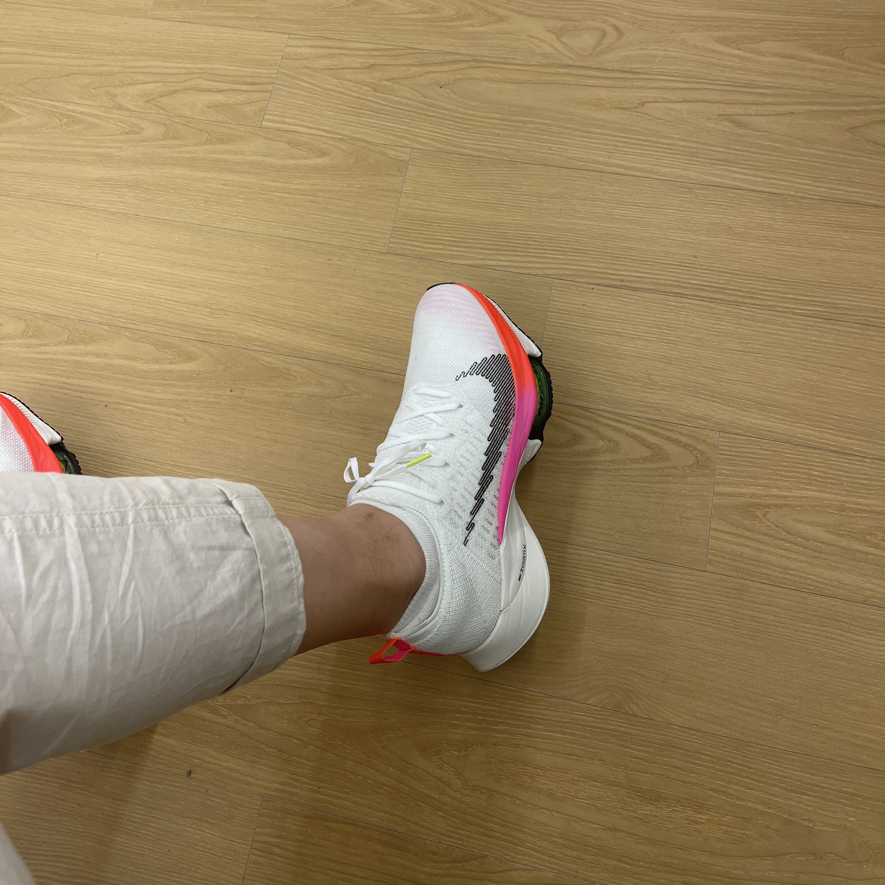 Nike Air Zoom Tempo Next% Flyknit White Hyper Violet 착용 스타일 - 2