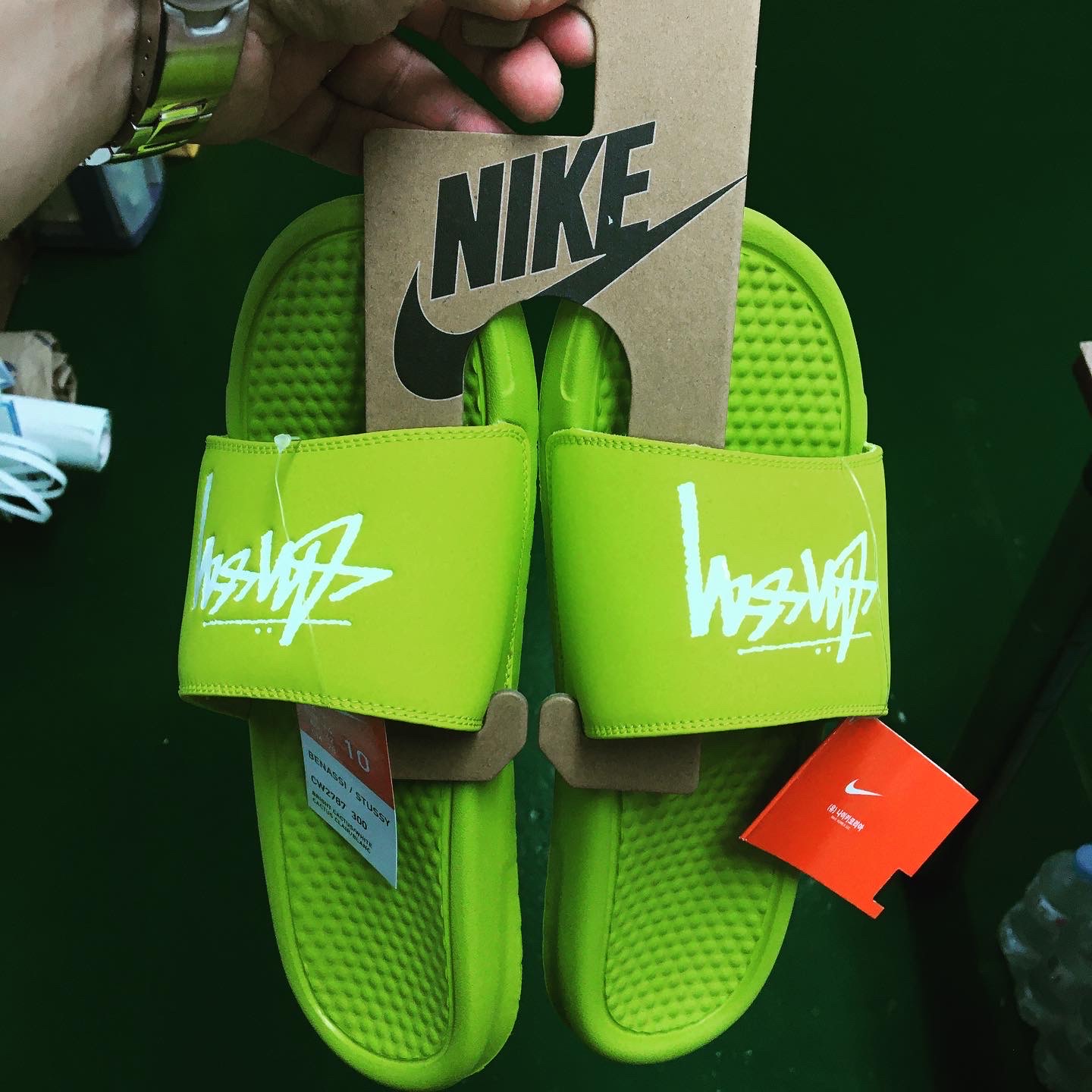 Nike x Stussy Benassi Slide Volt 착용 스타일 - 1