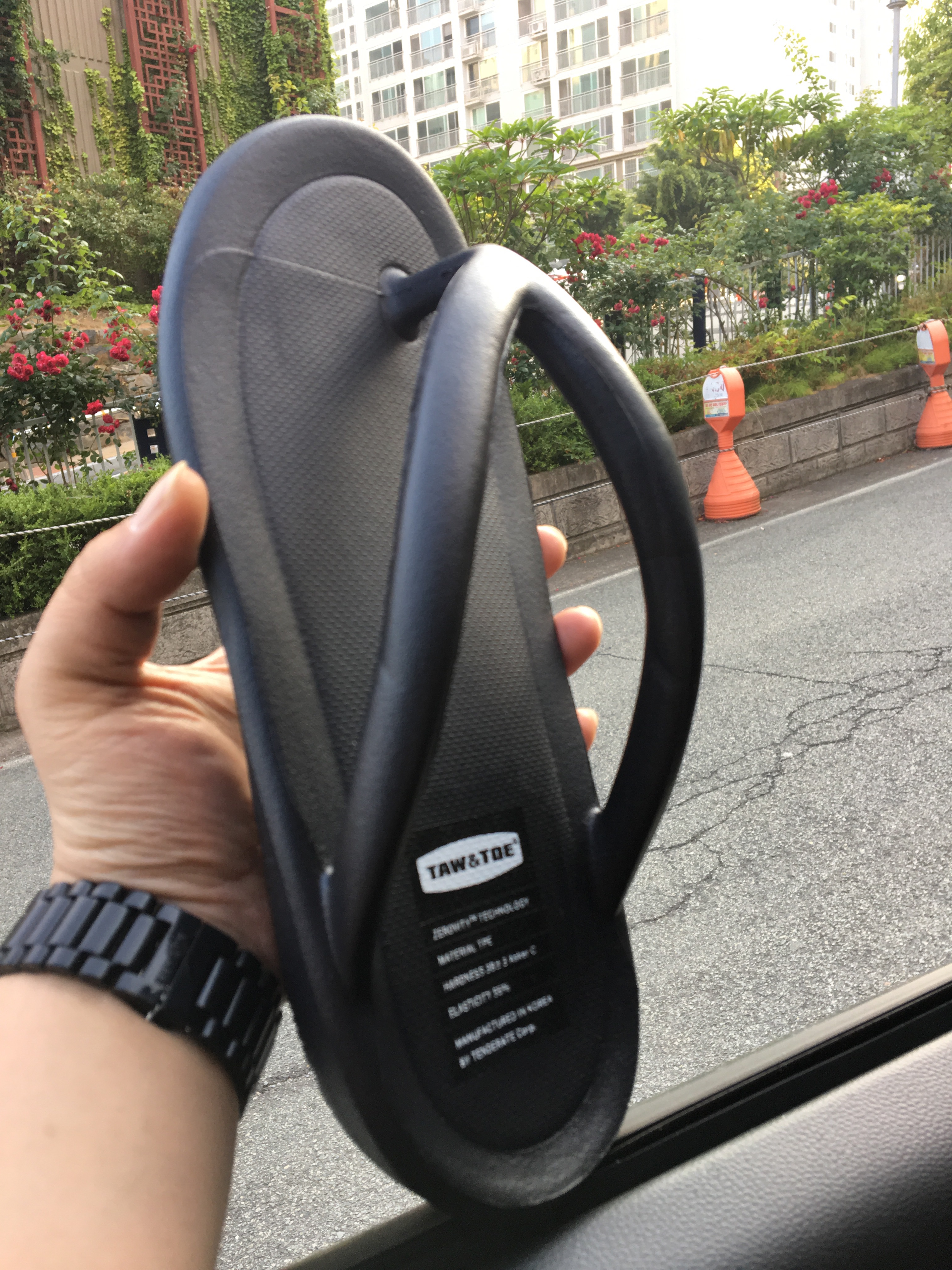 New Balance x Taw&Toe Flip Flop Black 착용 스타일