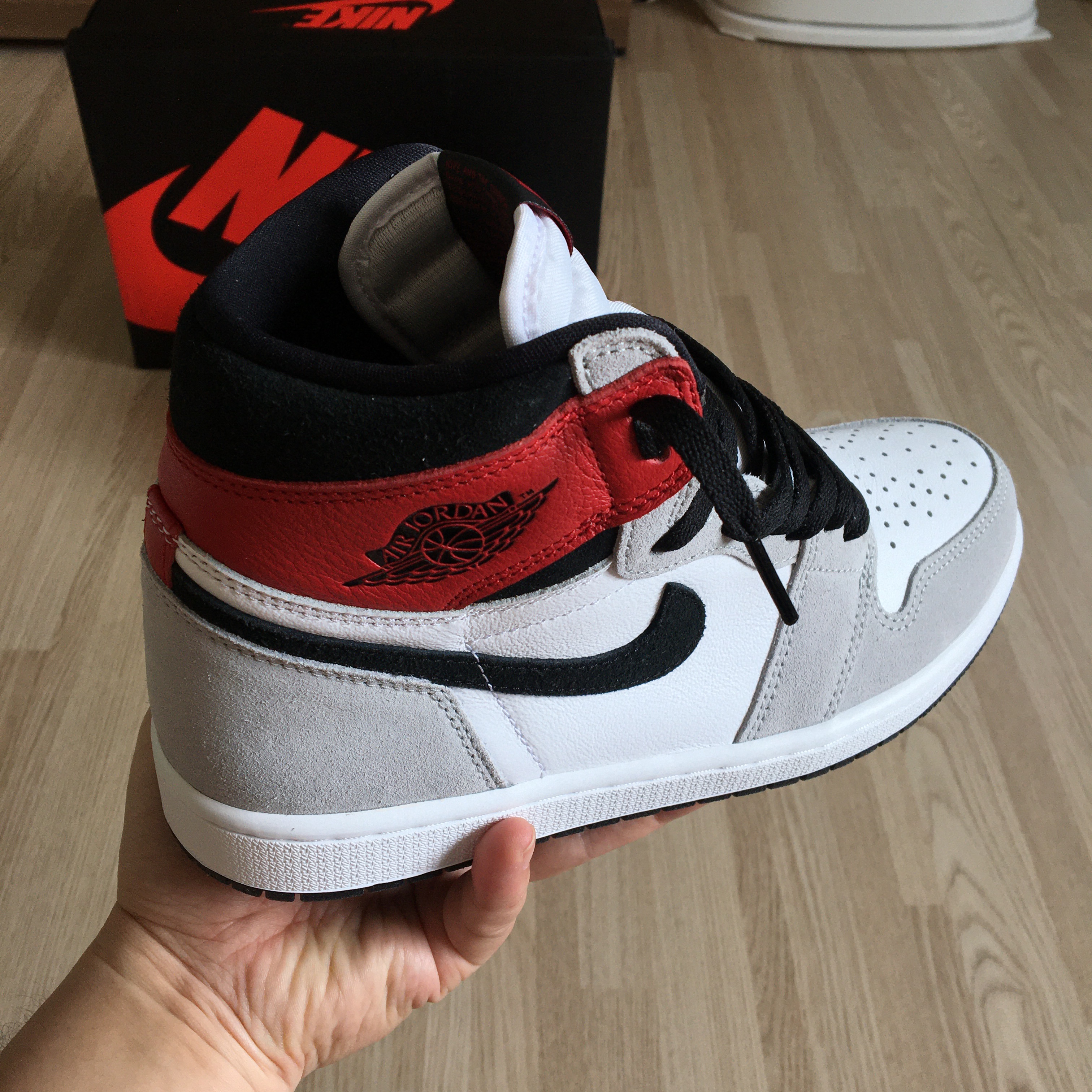 Jordan 1 Retro High OG Light Smoke Grey 착용 스타일 - 2