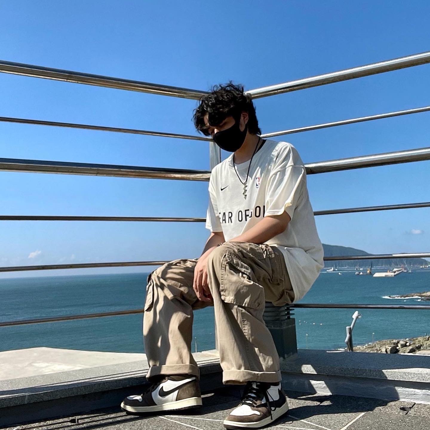 Jordan 1 x Travis Scott Retro High OG SP Mocha, Nike x Fear of God Warm Up T-Shirt Pale Ivory 착용 스타일 - 1
