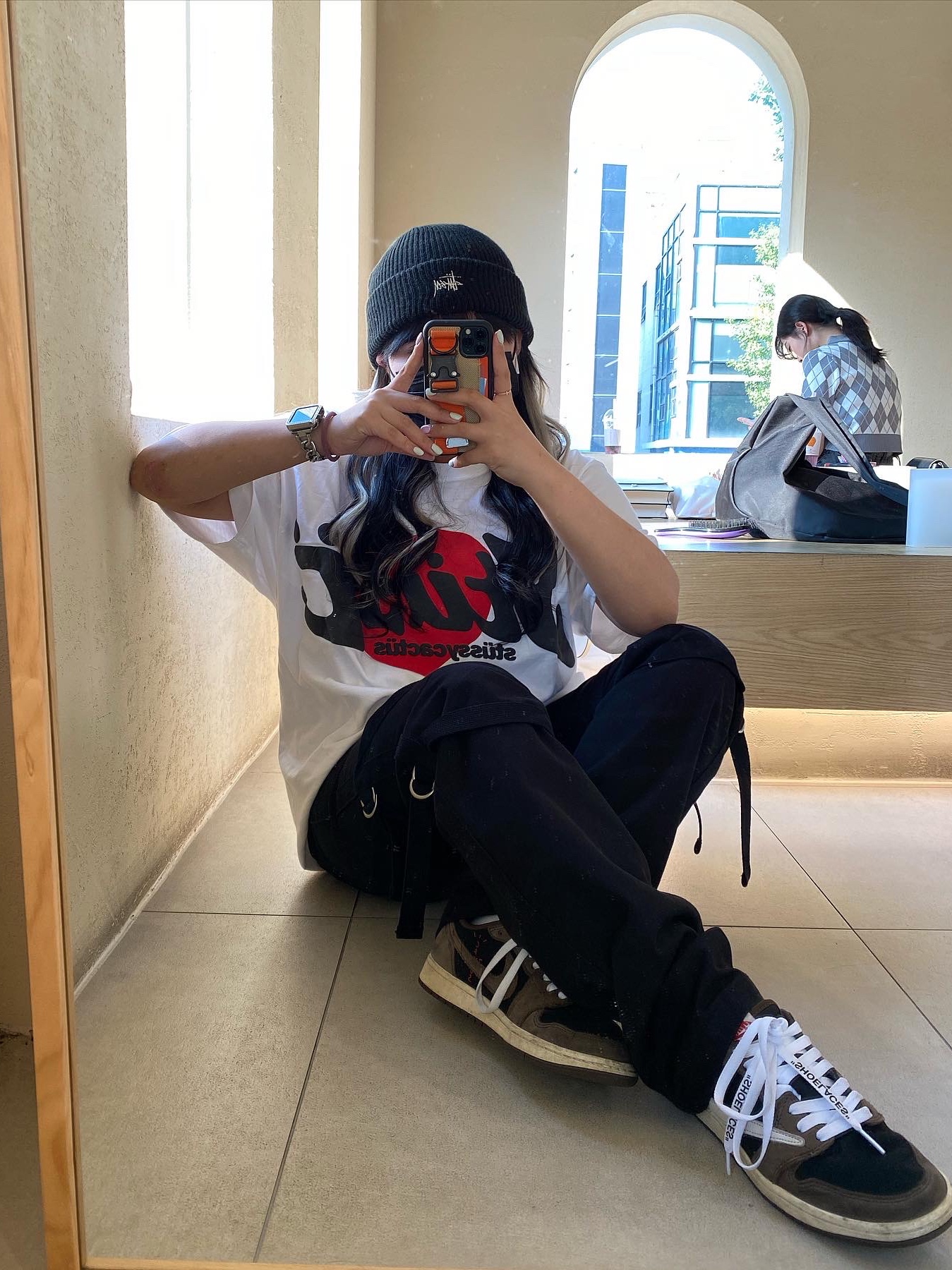 Stussy x Cactus Plant Flea Market Heart T-Shirt, Jordan 1 x Travis Scott Retro Low OG SP Mocha 착용 스타일