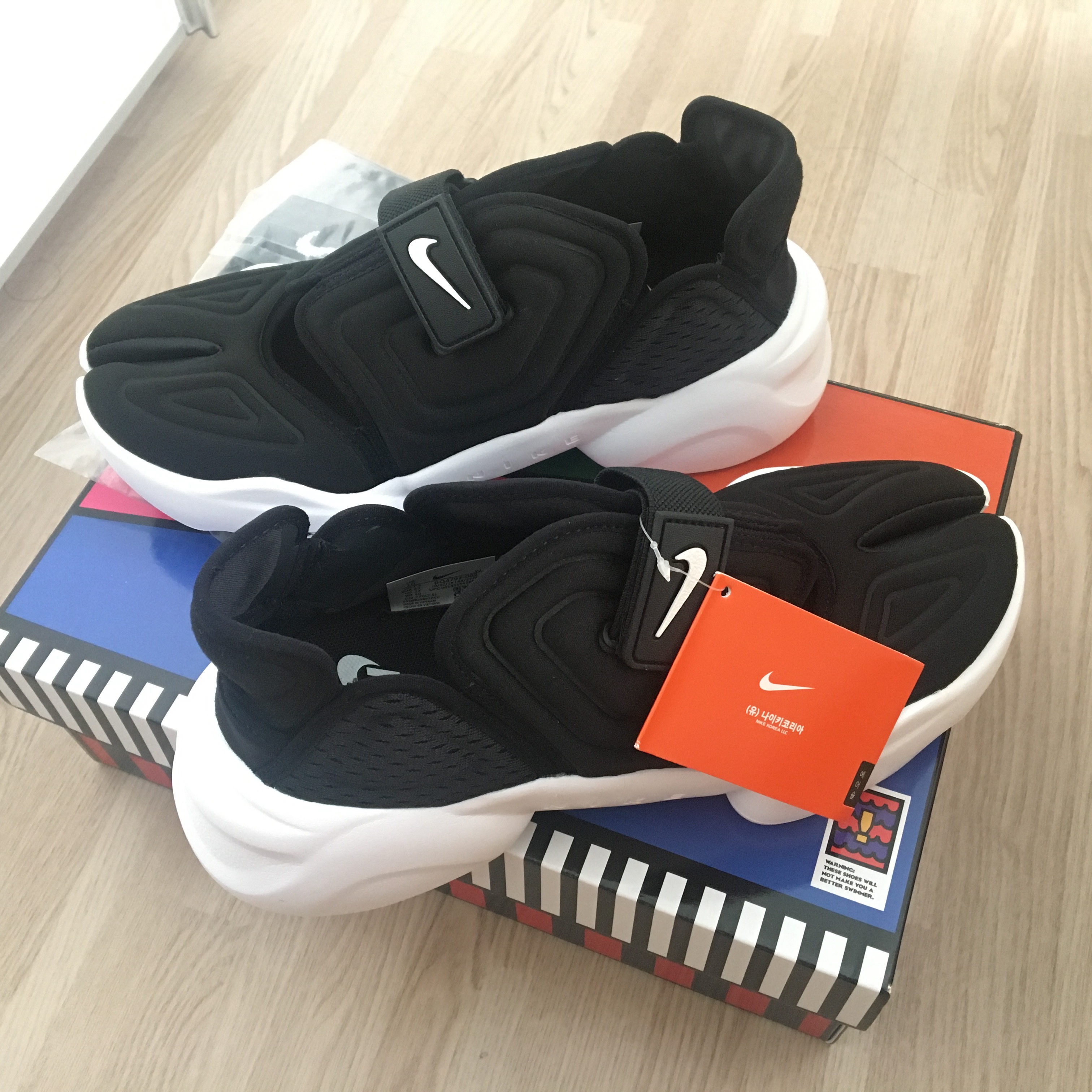 (W) Nike Aqua Rift Black White 착용 스타일 - 1
