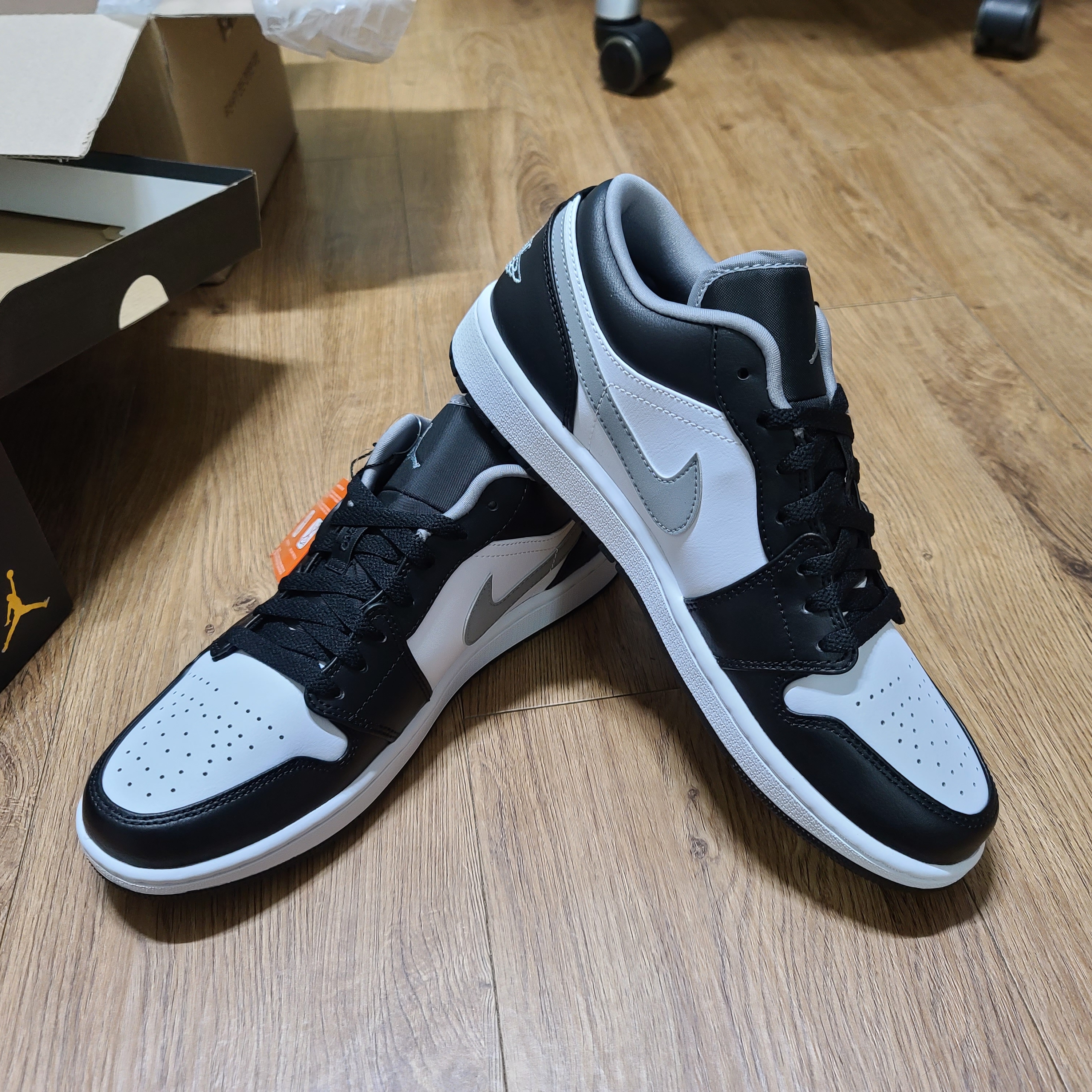 Jordan 1 Low Black Particle Grey 착용 스타일 - 1