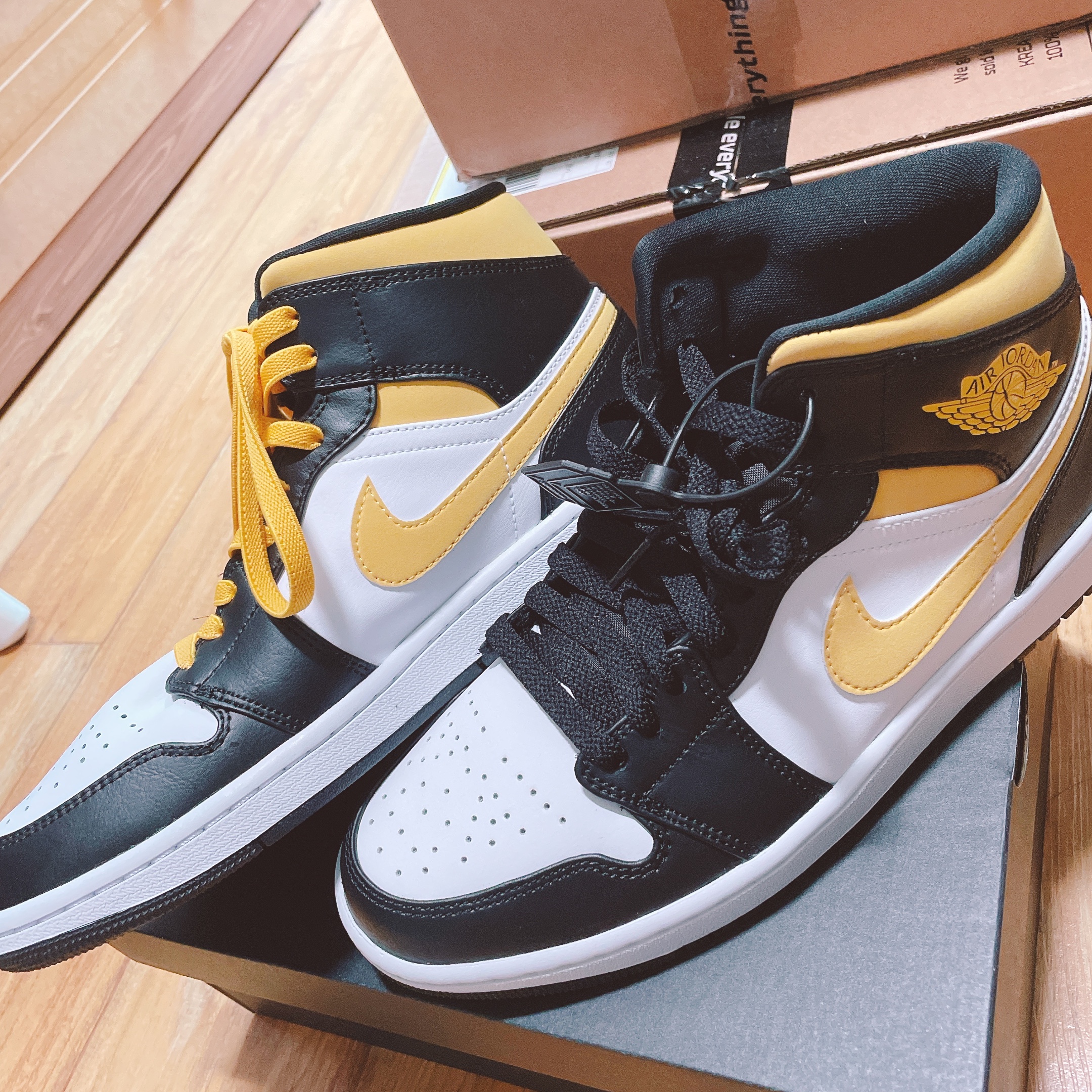 Jordan 1 Mid Pollen 착용 스타일 - 1