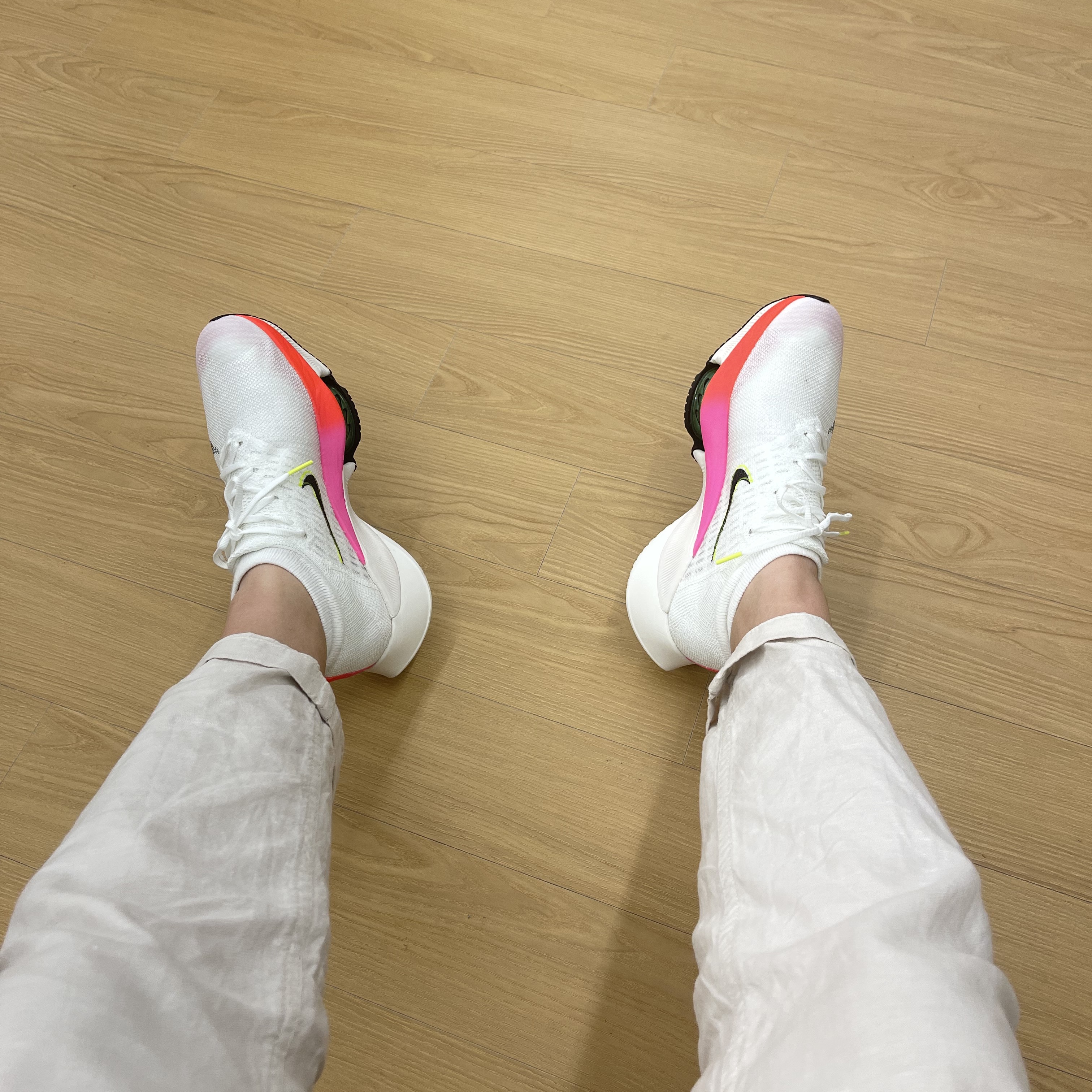 Nike Air Zoom Tempo Next% Flyknit White Hyper Violet 착용 스타일 - 1