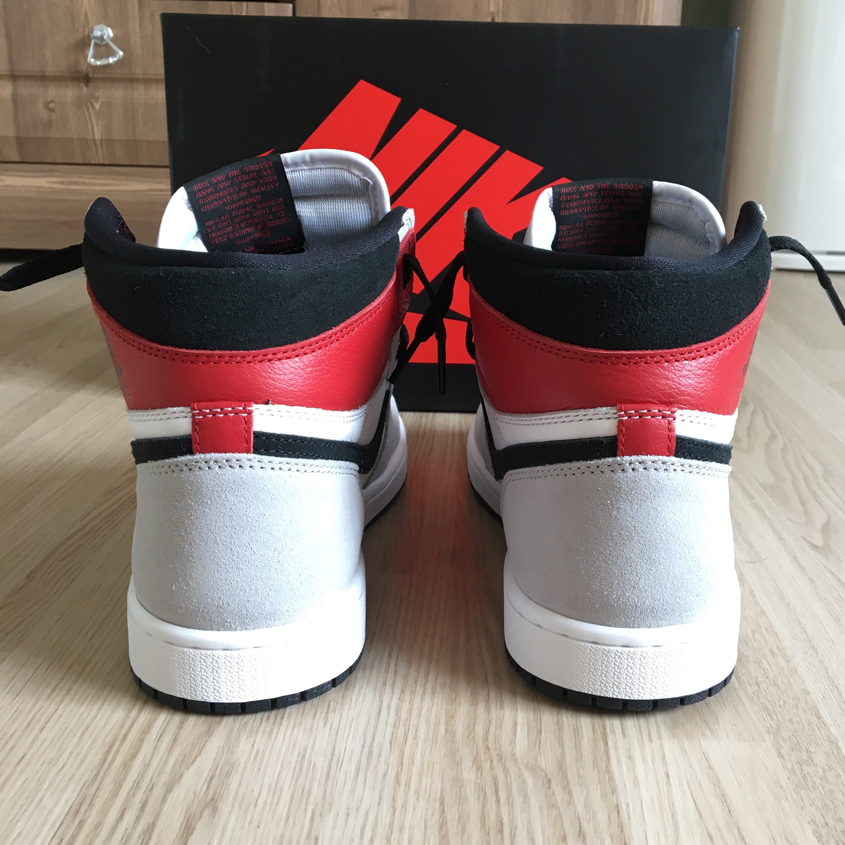 Jordan 1 Retro High OG Light Smoke Grey 착용 스타일 - 5