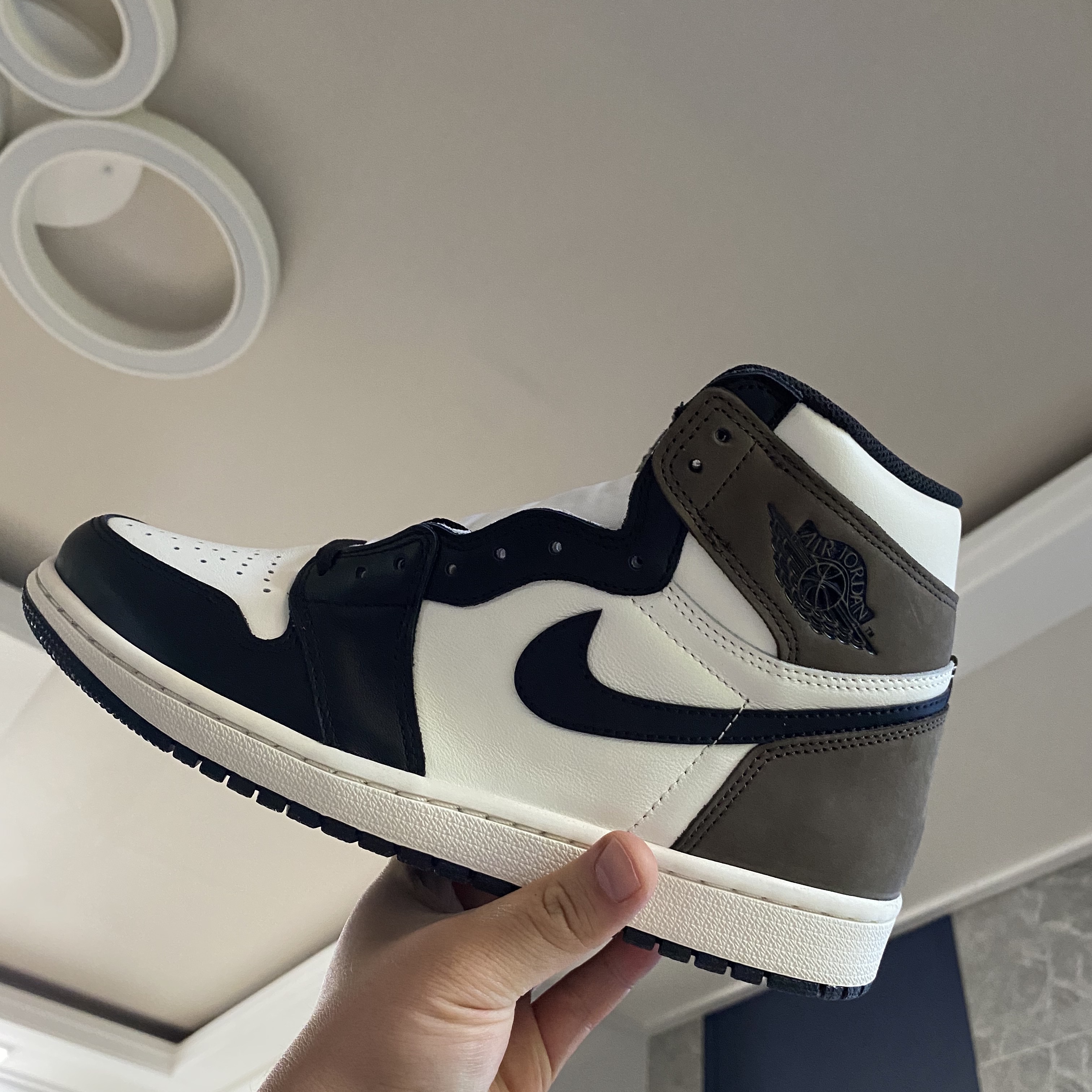 Jordan 1 Retro High OG Black Mocha 착용 스타일