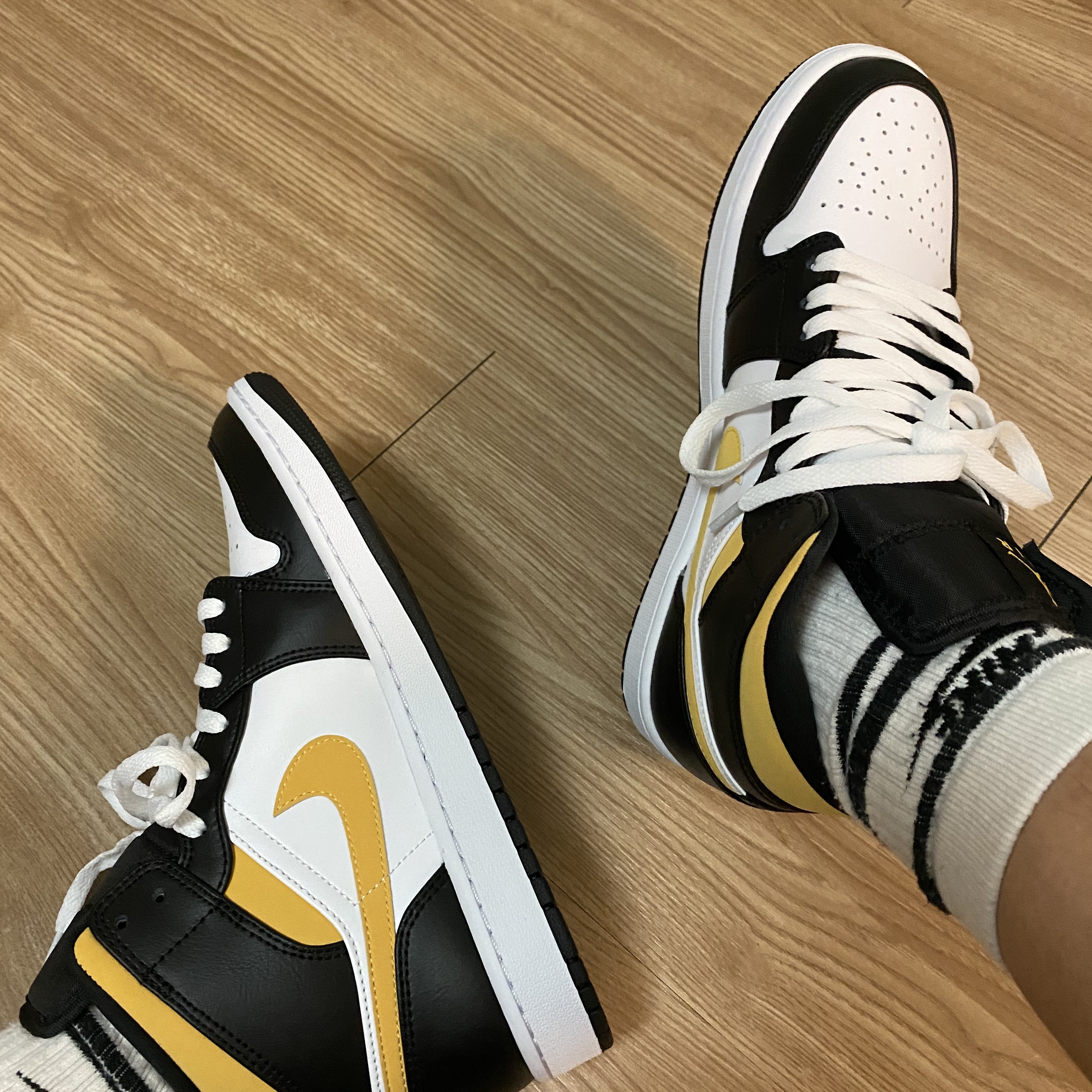 Jordan 1 Mid Pollen 착용 스타일 - 1