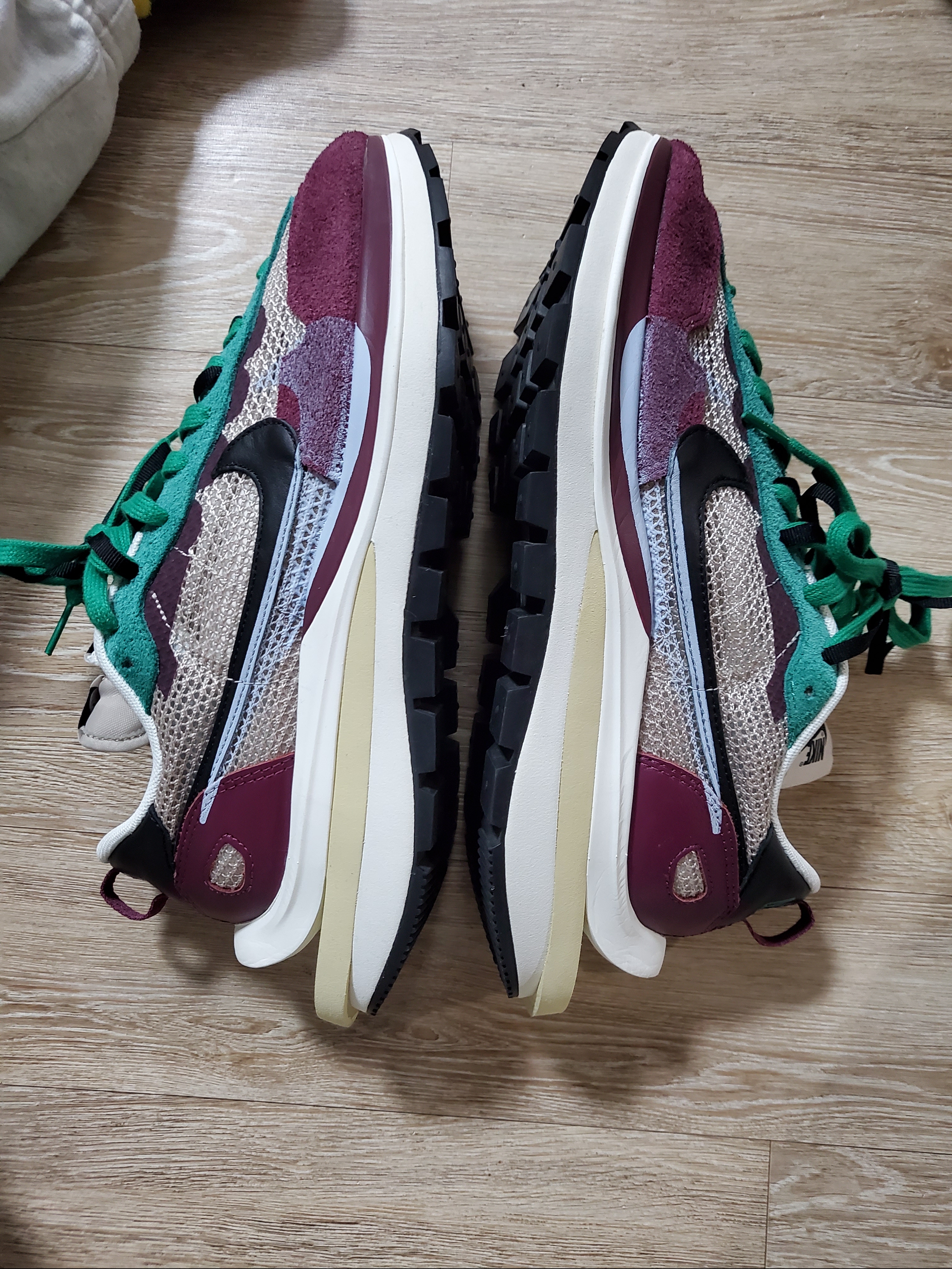 Nike x Sacai VaporWaffle String & Black Villain Red 착용 스타일