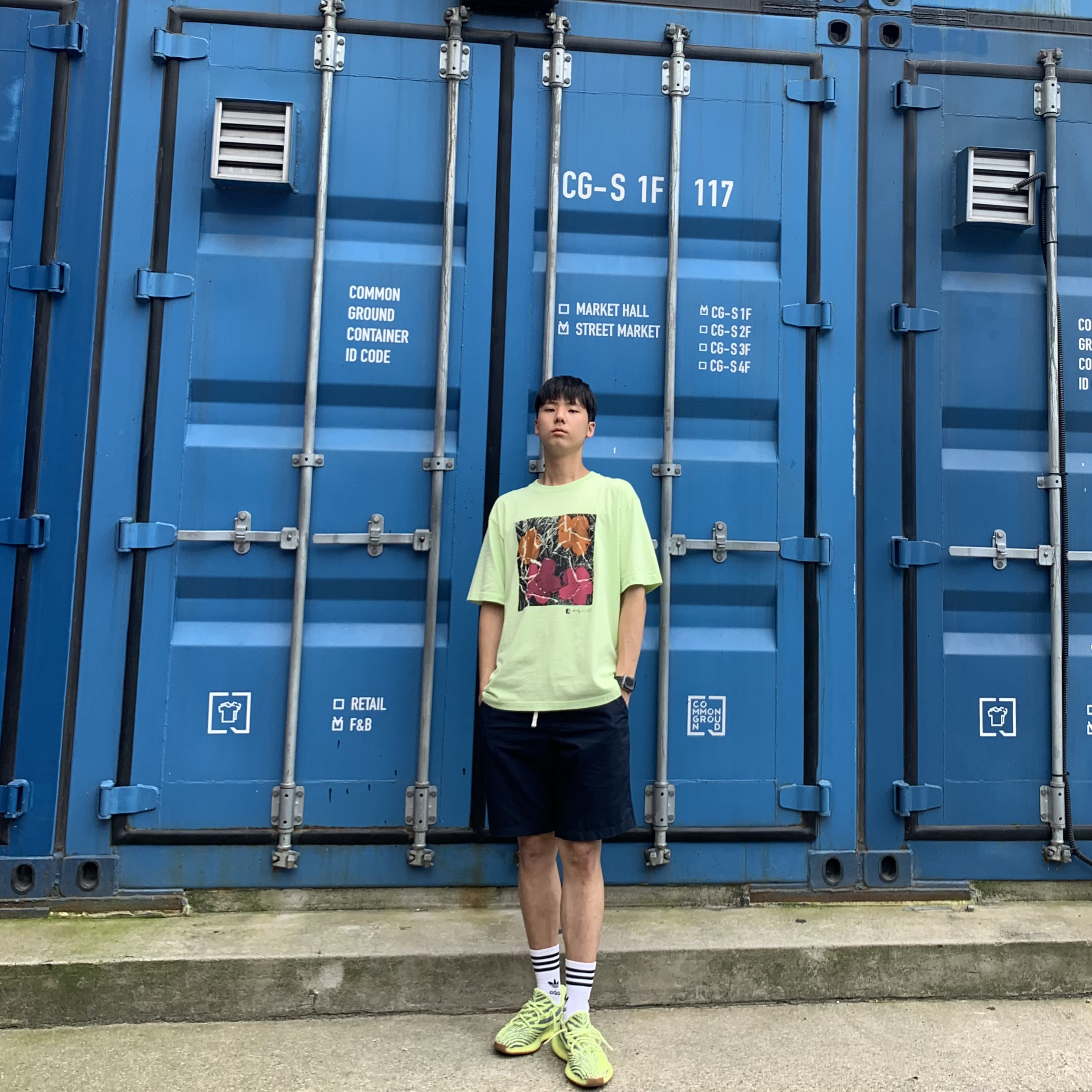 Adidas Yeezy Boost 350 V2 Semi Frozen Yellow 착용 스타일 - 2