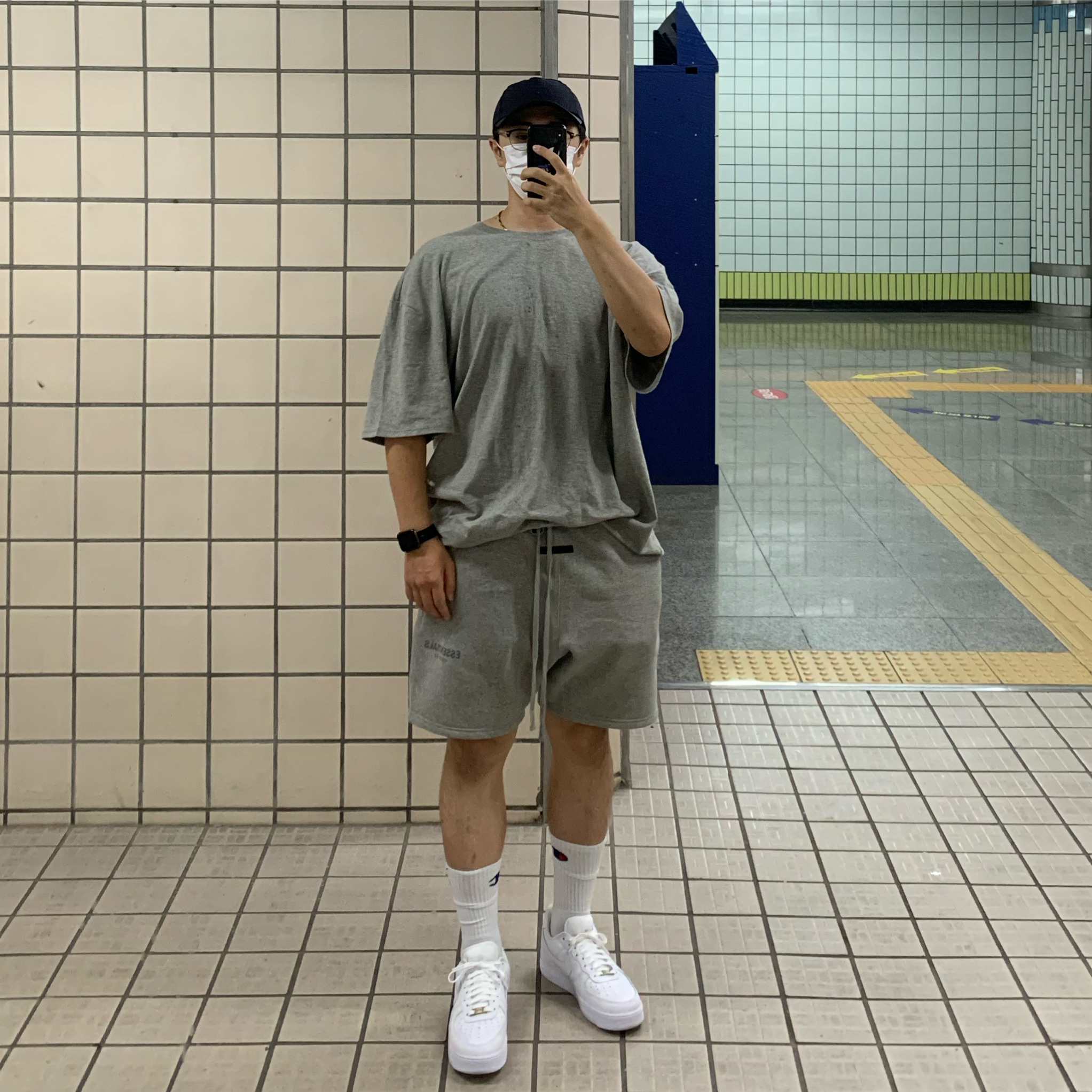 Essentials Sweatshorts Heather Oatmeal - 21SS, Essentials T-Shirt Heather Oatmeal - 21SS 착용 스타일