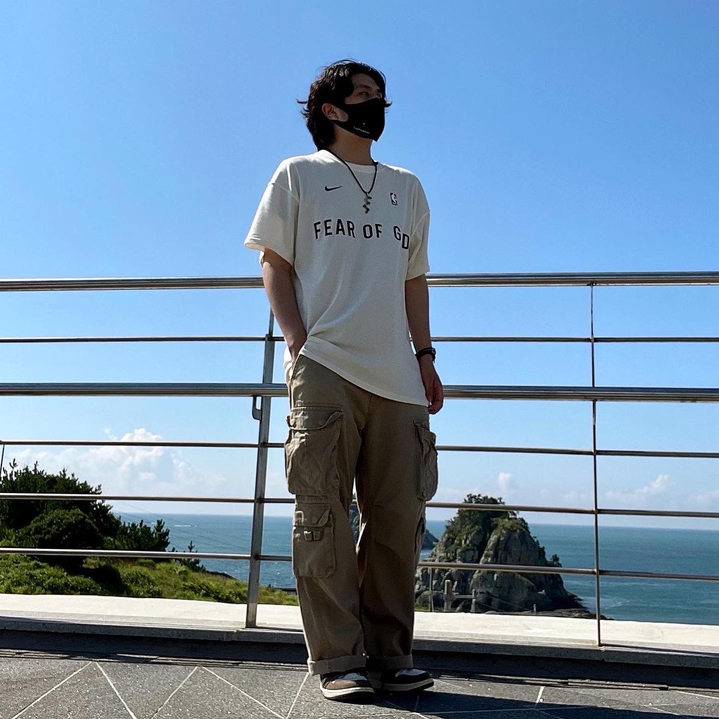 Jordan 1 x Travis Scott Retro High OG SP Mocha, Nike x Fear of God Warm Up T-Shirt Pale Ivory 착용 스타일 - 3