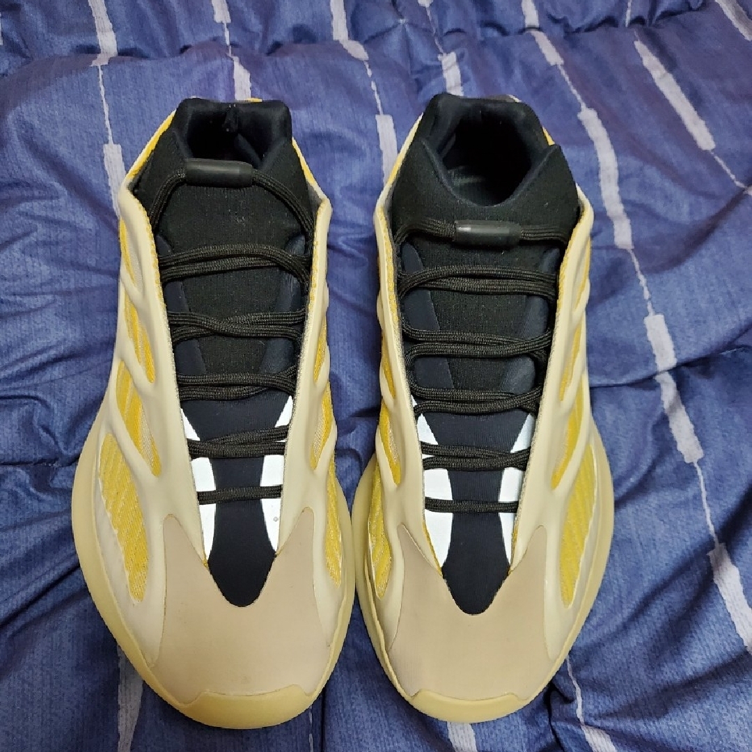 Adidas Yeezy 700 V3 Safflower 착용 스타일