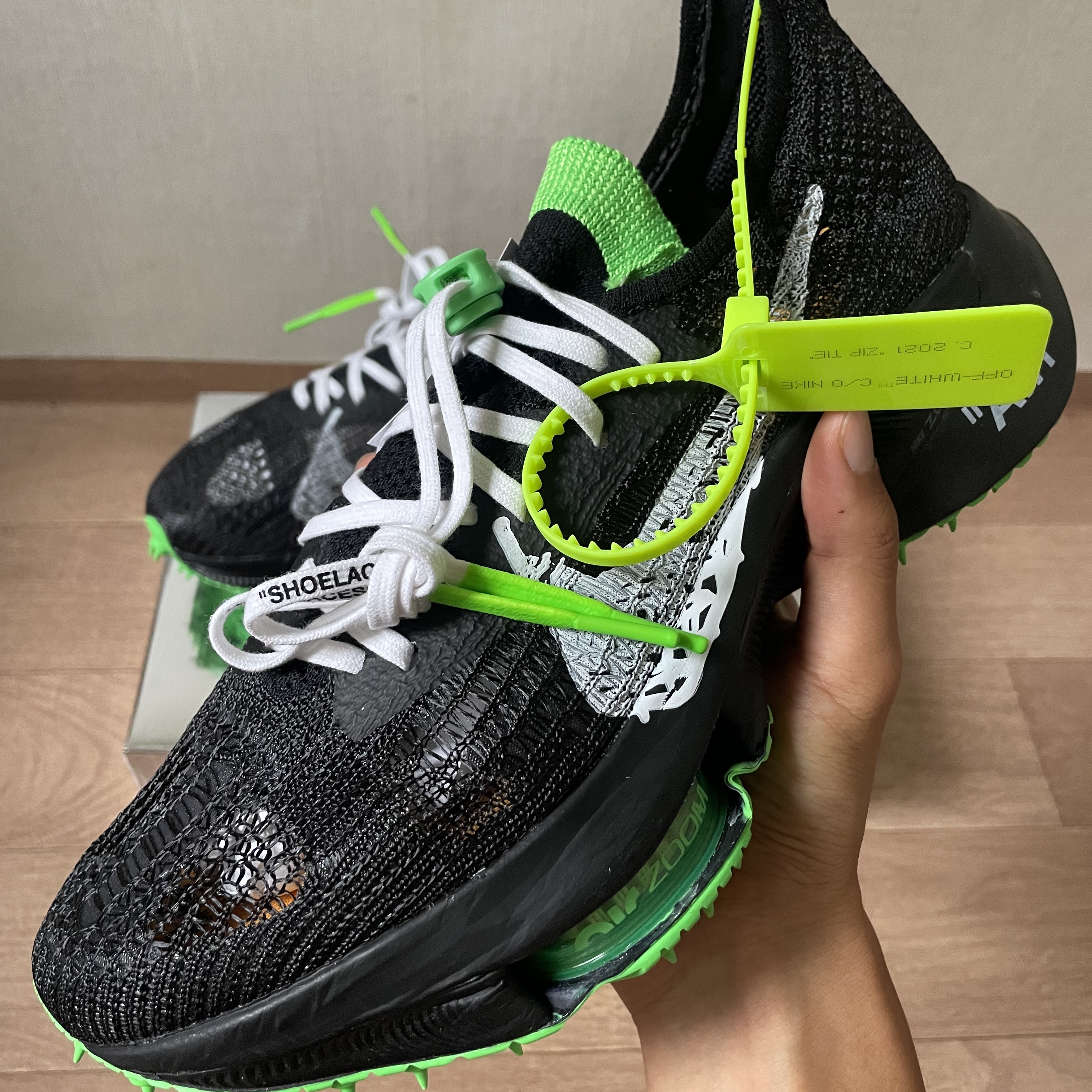 Nike x Off-White Air Zoom Tempo Next% Black 착용 스타일 - 3