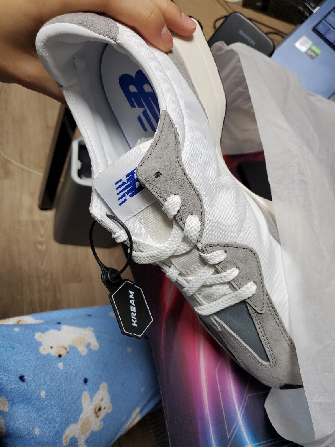 New Balance 327 Grey 착용 스타일