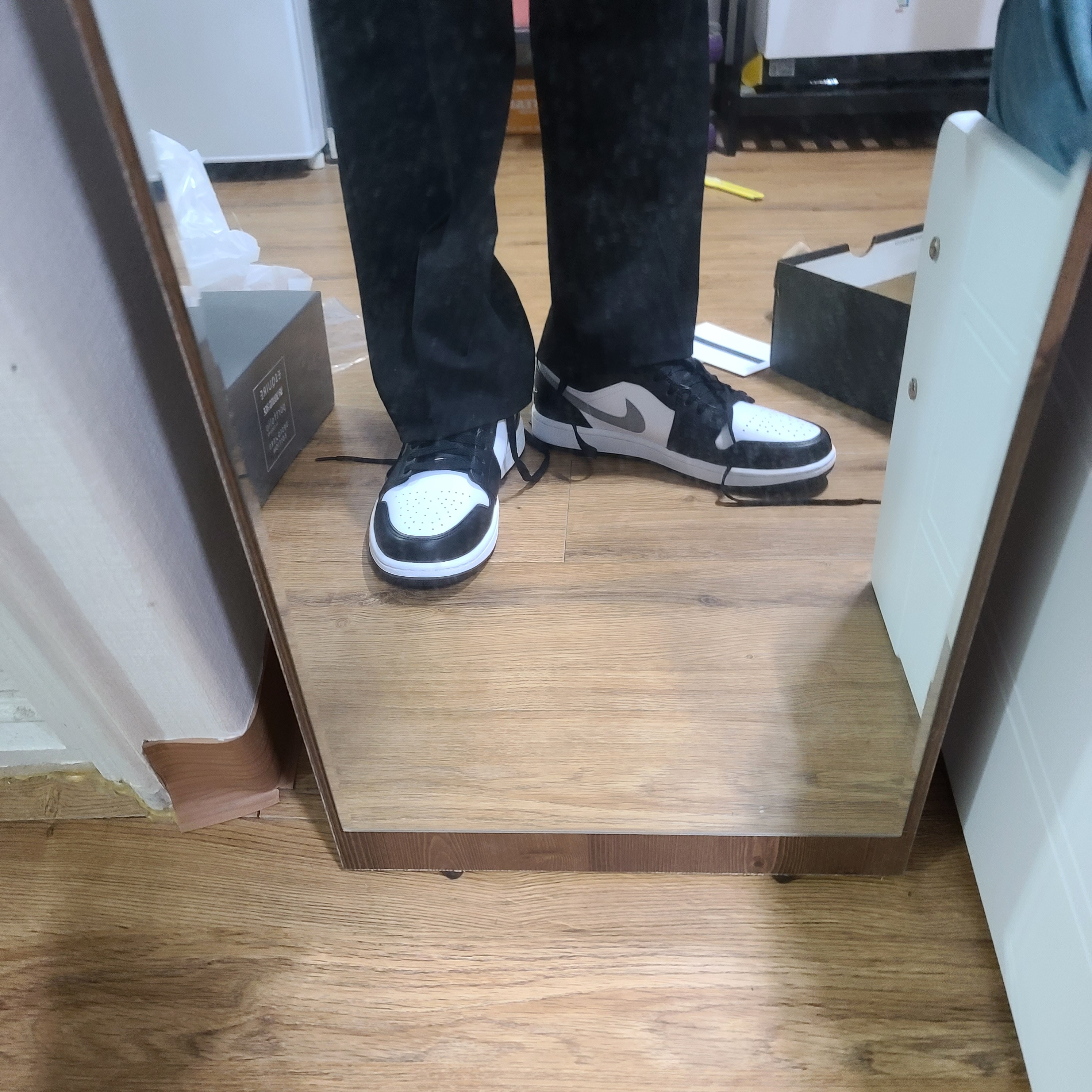 Jordan 1 Low Black Particle Grey 착용 스타일 - 3