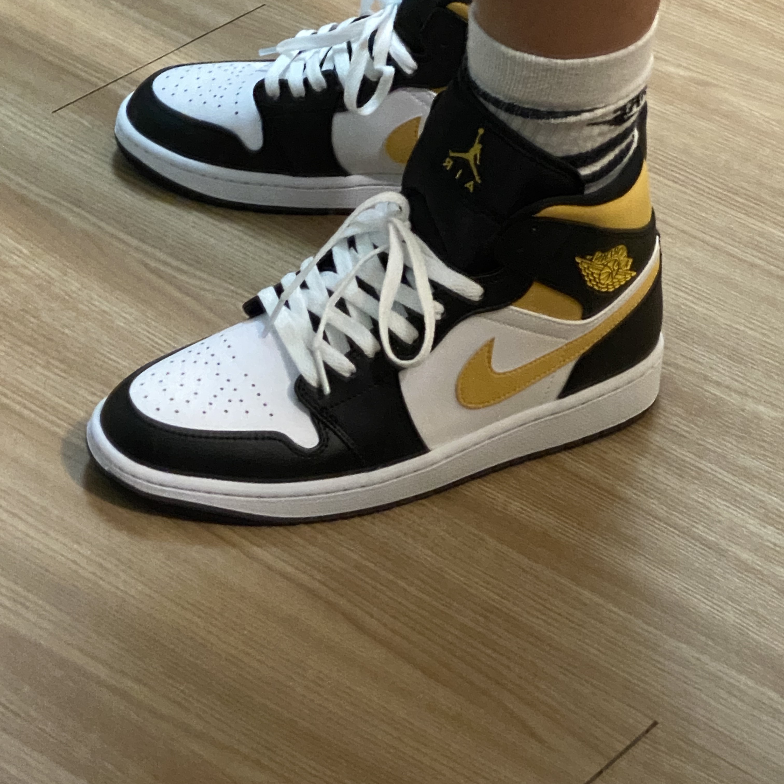 Jordan 1 Mid Pollen 착용 스타일 - 3